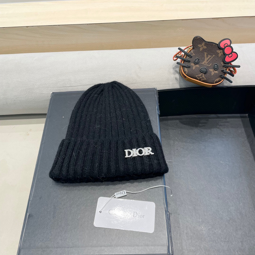 NO:617729,Dior Dior knitted woolen hat, rabbit woolen hat, bucket hat, baseball cap, knitted hat, hat, dior, dior, espadrilles, hats19860909Dior 迪奥针织毛线帽,兔毛线帽 帽子渔夫帽棒球帽针织帽,帽子,dior,dior,espadrilles,hats,hat