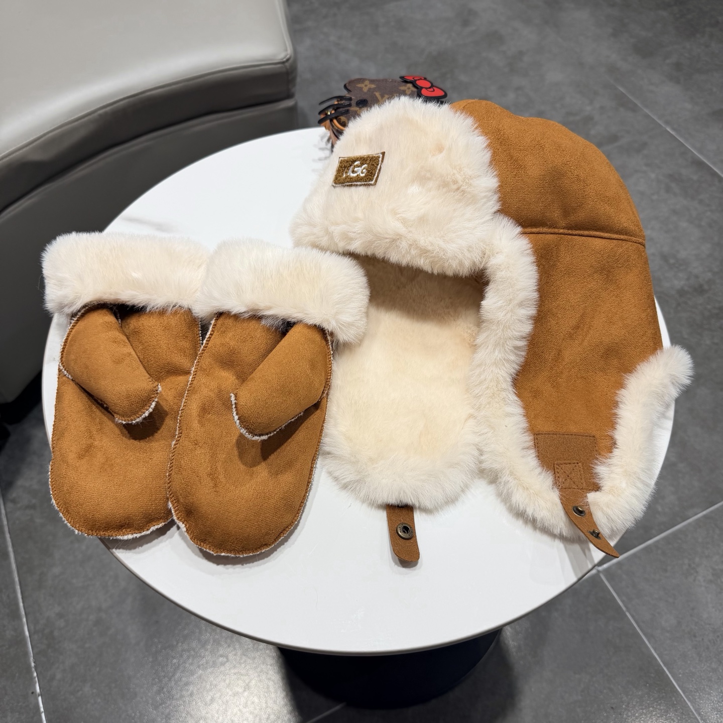 NO:701720,ugg suede hat women's winter fur integrated plush gloves snow warm suit windproof and cold-resistant Lei Feng hat trendy suit, suit, chamois leather, gloves, hats19860909ugg麂皮绒帽子女冬季皮毛一体毛绒手套雪地保暖套装防风抗寒雷锋帽潮套装,套装,chamois leather,gloves,hats,accessory