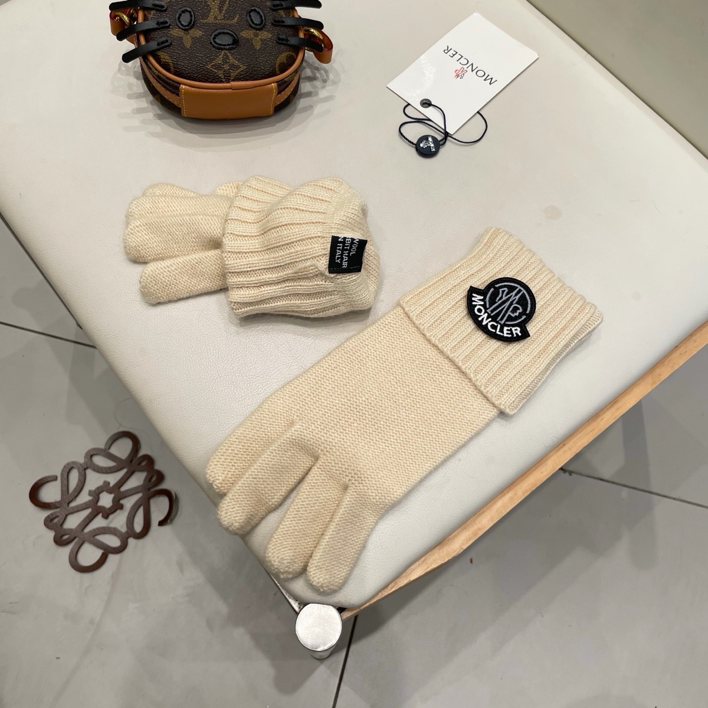 P135 蒙口秋冬羊毛针织手套🧤今年秋冬大火🔥 每色都超好看 搭配羊绒大衣绝美 立体版型剪裁 线条流畅 佩戴舒适 露指设计更加方便 贴合手