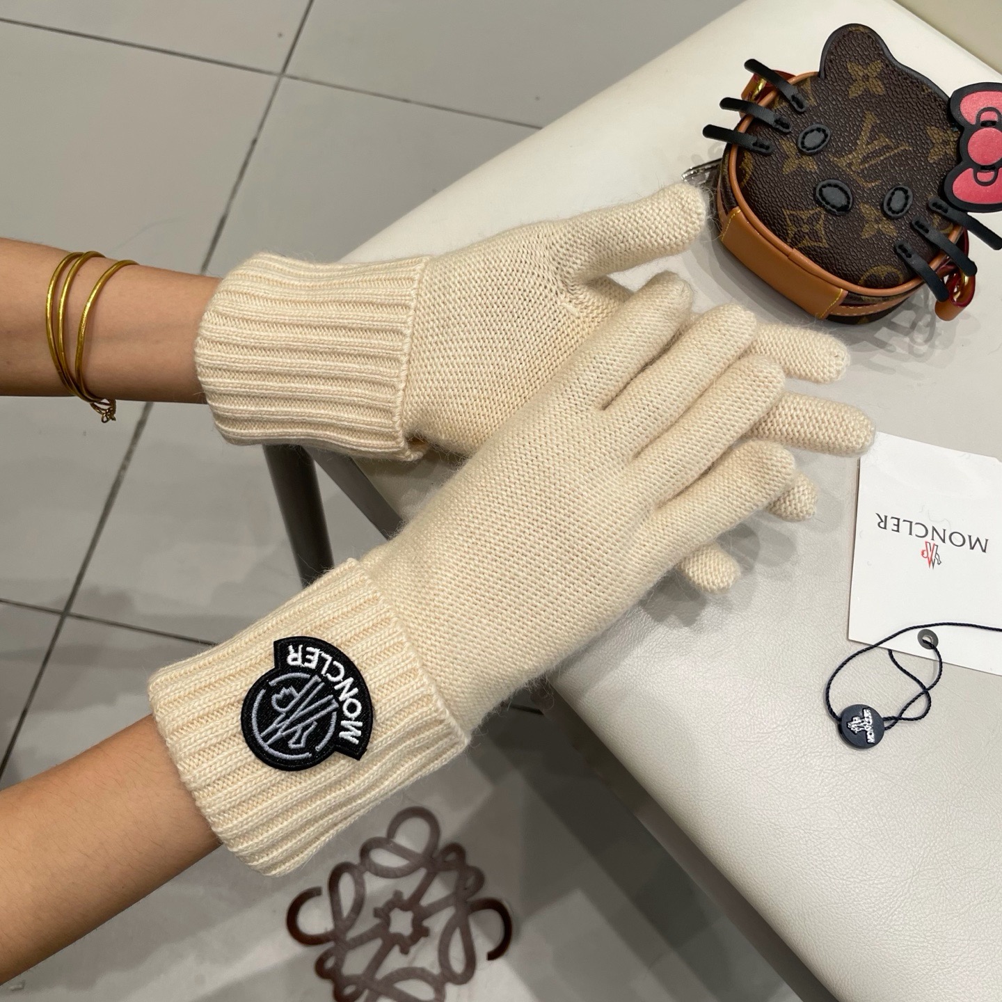 P135 蒙口秋冬羊毛针织手套🧤今年秋冬大火🔥 每色都超好看 搭配羊绒大衣绝美 立体版型剪裁 线条流畅 佩戴舒适 露指设计更加方便 贴合手