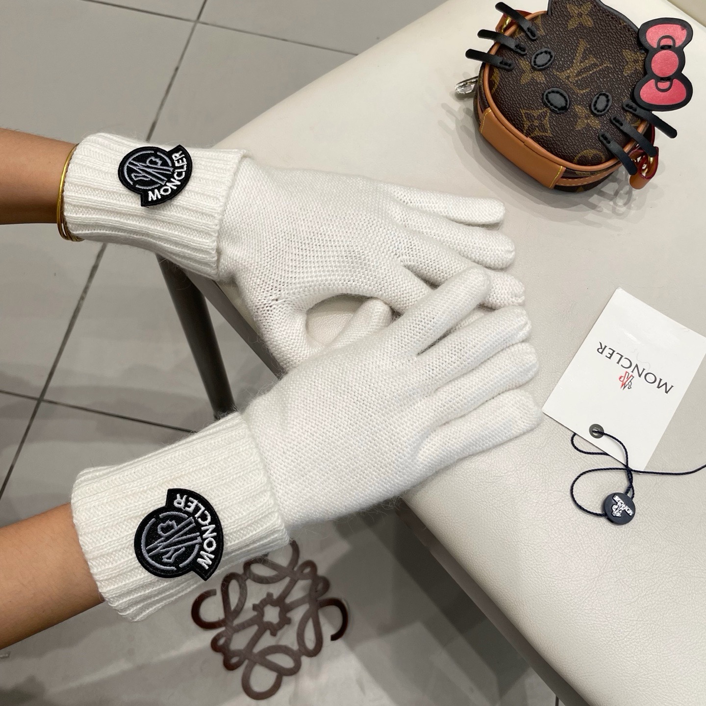 P135 蒙口秋冬羊毛针织手套🧤今年秋冬大火🔥 每色都超好看 搭配羊绒大衣绝美 立体版型剪裁 线条流畅 佩戴舒适 露指设计更加方便 贴合手