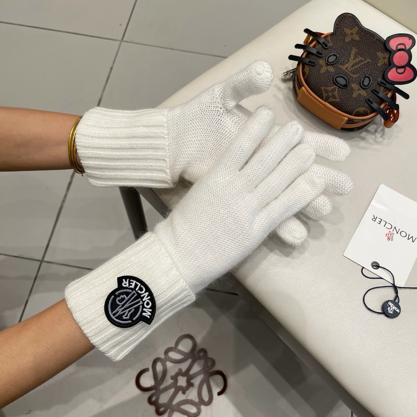 P135 蒙口秋冬羊毛针织手套🧤今年秋冬大火🔥 每色都超好看 搭配羊绒大衣绝美 立体版型剪裁 线条流畅 佩戴舒适 露指设计更加方便 贴合手