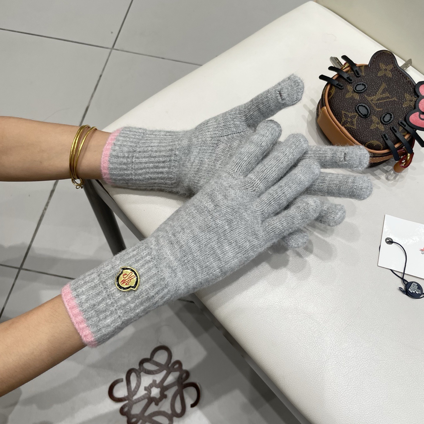 P110 MONCLER蒙口羊毛针织手套女生秋冬季防风保暖分指可触屏护手腕 