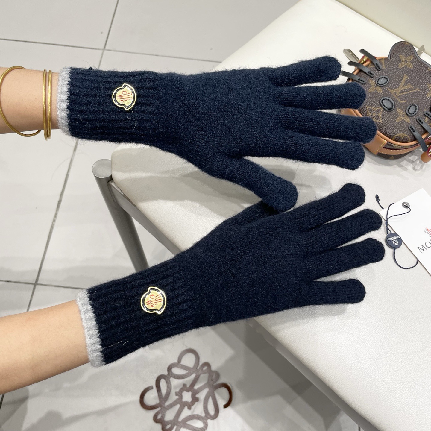 P110 MONCLER蒙口羊毛针织手套女生秋冬季防风保暖分指可触屏护手腕 