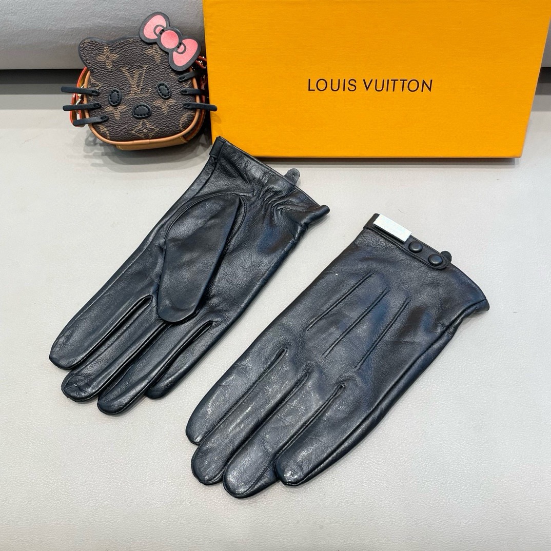NO:701784,Men's PRADA's new couple's exclusive touch screen gloves [original order quality] The official website synchronizes women's new high-end sheepskin gloves, the first choice of goddesses. Don't miss it. 100% imported sheepskin. The leather is fine and soft. Look for the imported sheepskin with a special feel. The cashmere lining is more warm. A must-have for goddesses. Top-notch workmanship. No detail is spared. Authentic open version. One-to-one counter. Comes with box. Women's size M L; men's size XL, XX.  L gloves, gloves, prada, sheepskin, gloves19860909男款 PRADA新款情侣款独家首发触屏手套【原单品质】官网同步女士新款高档羊皮手套女神首选 不可错过百分百选用进口羊皮 皮质细腻柔软 认准进口羊皮特有手感羊绒内里保暖更佳 女神必备顶级做工任何细节都不放过正品开版 专柜一比一 配盒子 女款码数Ｍ L；男款码数XL、XX L手套,手套,prada,sheepskin,gloves,accessory