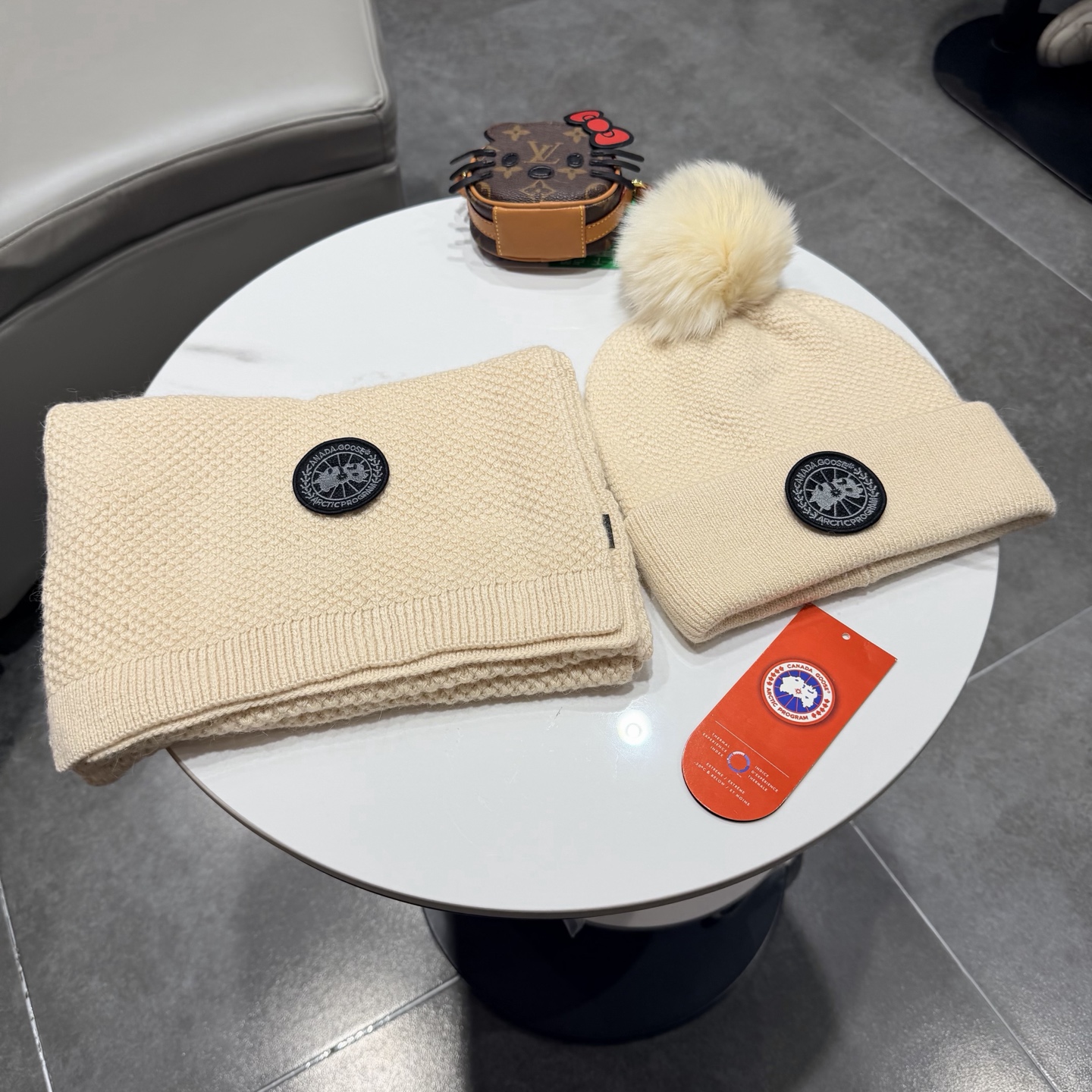 NO:701715,Canada Goose. [Wool suit hat] Classic suit hat!  Hat and scarf!  It's warm and super comfortable~A great tool for young ladies to reduce their age in winter~This winter, all you need is a set of hats~It's warm and fashionable!  Unisex model! Can be made as a couple model!  Complete range of anti-counterfeiting labels and elevators!  Many styles, welcome to choose! Suits, suits, hats19860909加拿大鹅.【羊毛套装帽子】经典套装帽子！帽子围巾！暖暖哒超级舒服～冬日小姐姐减龄神器哦～这个冬天你就差这么一套套装帽子啦～又保暖又时尚！男女通用款!可以做情侣款！防伪标签吊卡齐全！多多款式,欢迎选择!套装,套装,hats,accessory