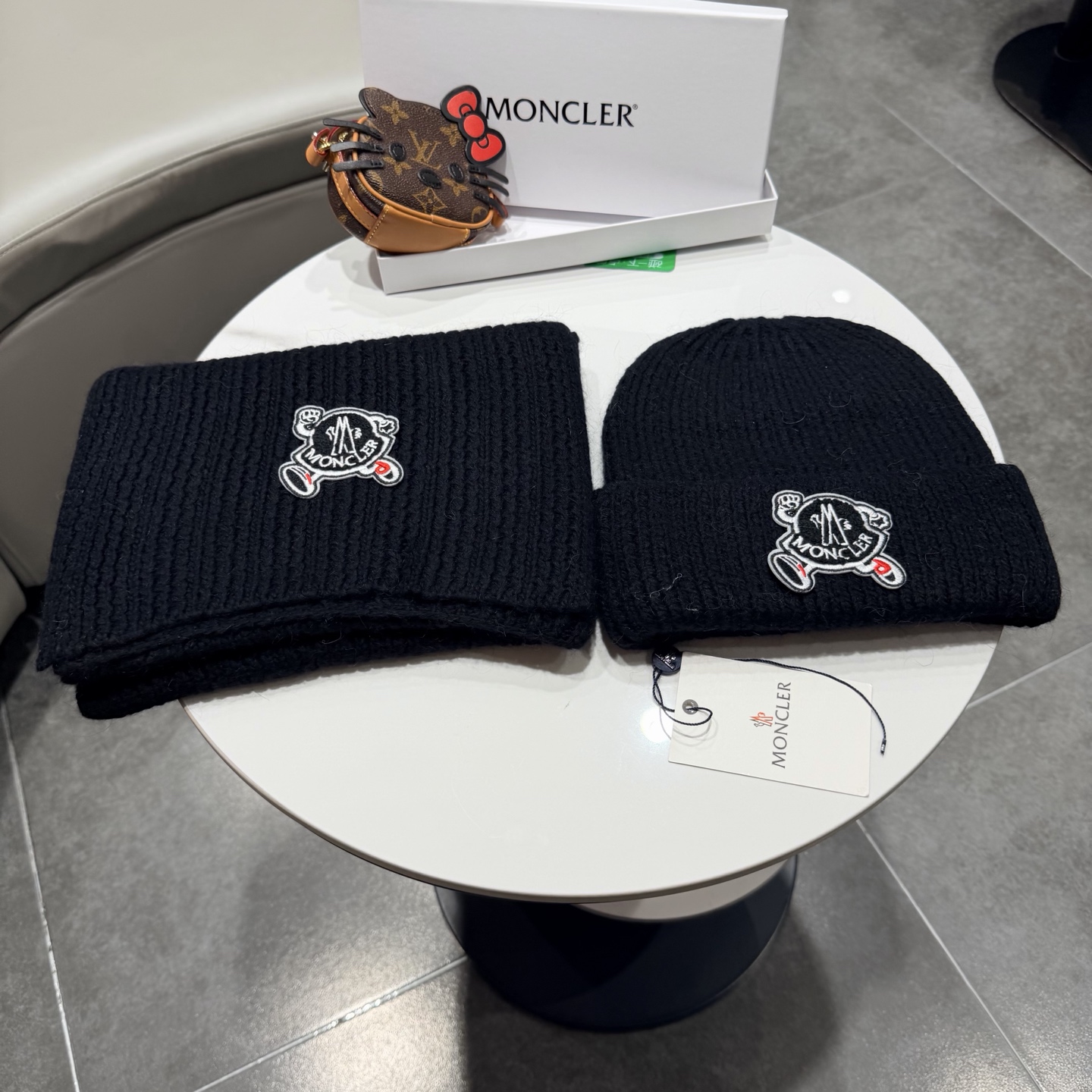 NO:701717,Mouth covering. Welfare gift [scarf and hat] two-piece set!  Simplicity and grandeur is the original intention of the designer of this hooded scarf. It is really beautiful ~ The fashionable, soft and breathable material is made of 70+30 rabbit fur fabric, which is very soft. It feels comfortable to the touch, has a soft texture, and has excellent thermal insulation effect!  We refuse to add too many chemicals and softeners to achieve excessive smoothness. It is only suitable for those with allergies!  suit,suit,Moncler,hats19860909蒙口.福利好物【围巾帽子】两件套套装！简单大气是这款套帽围巾设计者的初心真心美了～时尚柔软透气材质采用的是70+30兔毛面料柔软度非常好,摸起来手感舒适,质地柔软,保暖效果也是杠杠的！我们拒绝 过多添加化学加软剂来达到过份的顺滑过敏者只适合纯天然！套装,套装,Moncler,hats,accessory