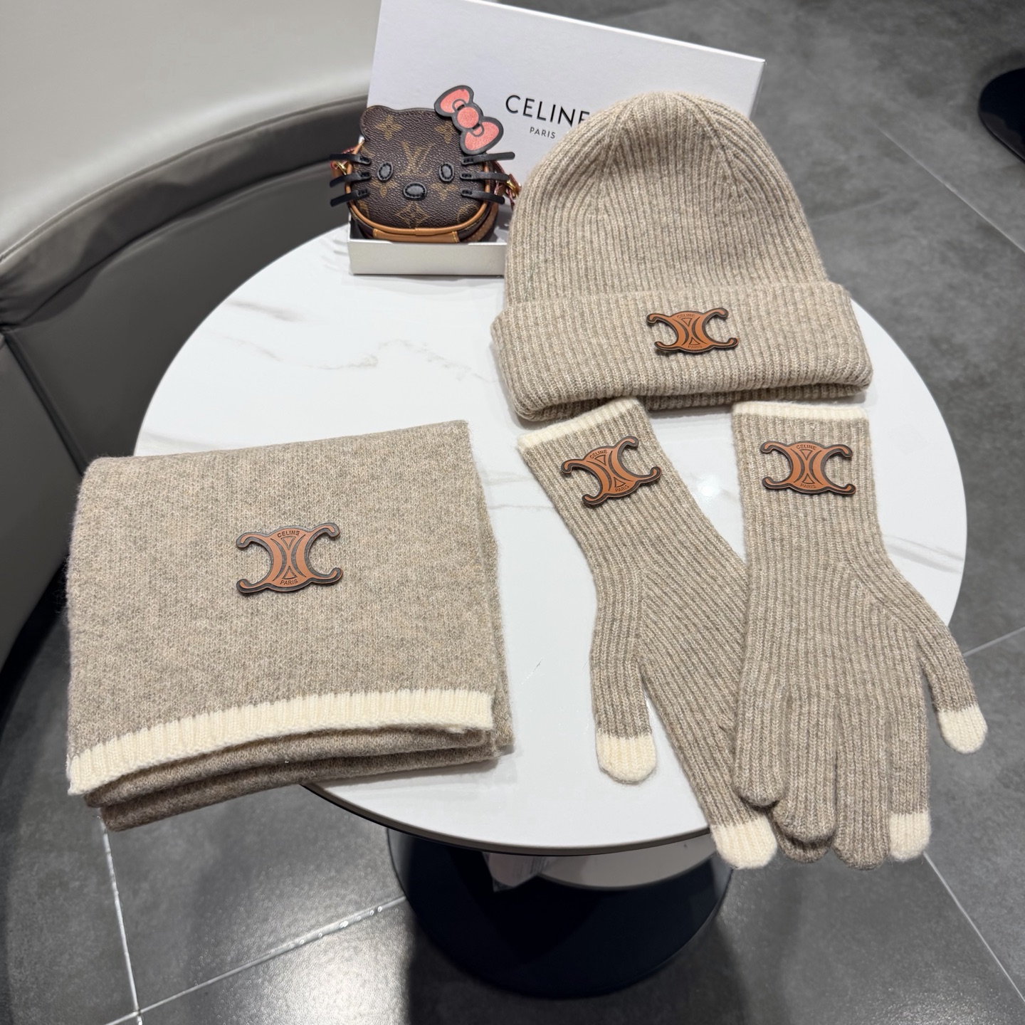 NO:602067,Celine.【Scarf, Hat, Gloves】Three-piece suit!  Simple and elegant is the original intention of the designer of this hooded scarf. It is really beautiful ~ Fashionable, soft and breathable material 50wool50 acrylic. The acrylic fabric is very soft, feels comfortable to the touch, has a soft texture, and has excellent thermal insulation effect!  We refuse to add too many chemicals and softeners to achieve excessive smoothness. It is only suitable for those with allergies!  suit,suit,celine,gloves,hats19860909赛琳.【围巾帽子手套】三件套套装！简单大气是这款套帽围巾设计者的初心真心美了～时尚柔软透气材质50wool50 acrylic,acrylic面料柔软度非常好,摸起来手感舒适,质地柔软,保暖效果也是杠杠的！我们拒绝 过多添加化学加软剂来达到过份的顺滑过敏者只适合纯天然！套装,套装,celine,gloves,hats,accessory