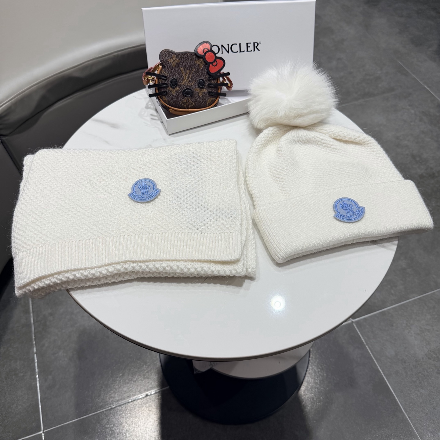 NO:602072,Mouth covering. [Three-piece wool suit, fox fur ball hat, scarf and gloves] Classic suit hat!  70% wool + 30% rabbit fur is warm and super comfortable~A great tool for young ladies to reduce their age in winter~This winter, all you need is a set of hats~It’s warm and fashionable!  Unisex model! Can be made as a couple model!  Complete range of anti-counterfeiting labels and elevators!  Many styles, welcome to choose! Suits, suits, Moncler, gloves, hats19860909蒙口.【三件套羊毛套装狐狸毛球帽子围巾手套】经典套装帽子！70羊毛+30兔毛暖暖哒超级舒服～冬日小姐姐减龄神器哦～这个冬天你就差这么一套套装帽子啦～又保暖又时尚！男女通用款!可以做情侣款！防伪标签吊卡齐全！多多款式,欢迎选择!套装,套装,Moncler,gloves,hats,accessory