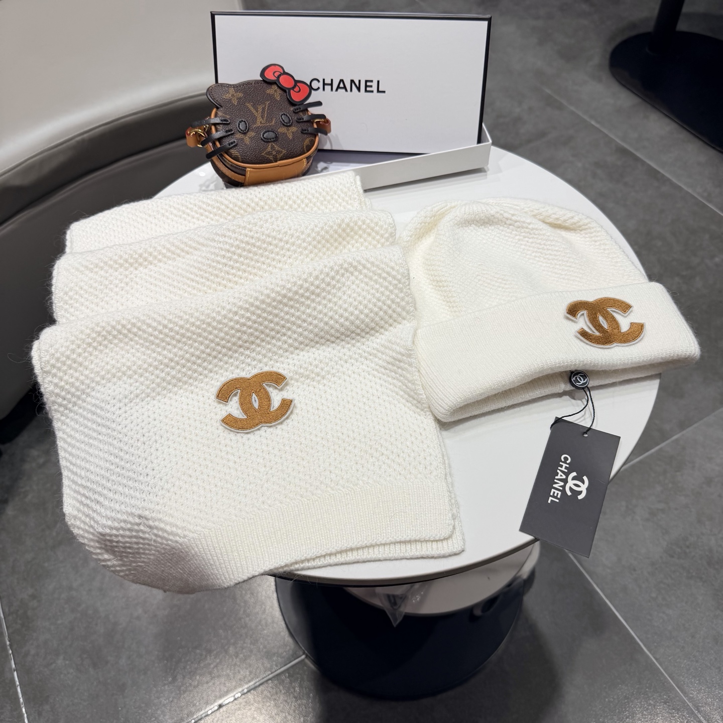 NO:602029,CHANEL Xiaohongshu popular style, official website new classic suit hat!  Hat and scarf!  It feels great in hand!  It’s warm and super comfortable. This winter, all you need is a hat set like this. It’s warm and fashionable!  Welcome to choose!! Suit, suit, chanel, chanel, hats19860909香奈儿CHANEL小红书爆款,官网新品经典套装帽子！帽子围巾！手感一级棒！暖暖哒超级舒服～这个冬天你就差这么一套装帽子啦～又保暖又时尚！欢迎选择!!套装,套装,chanel,chanel,hats,accessory