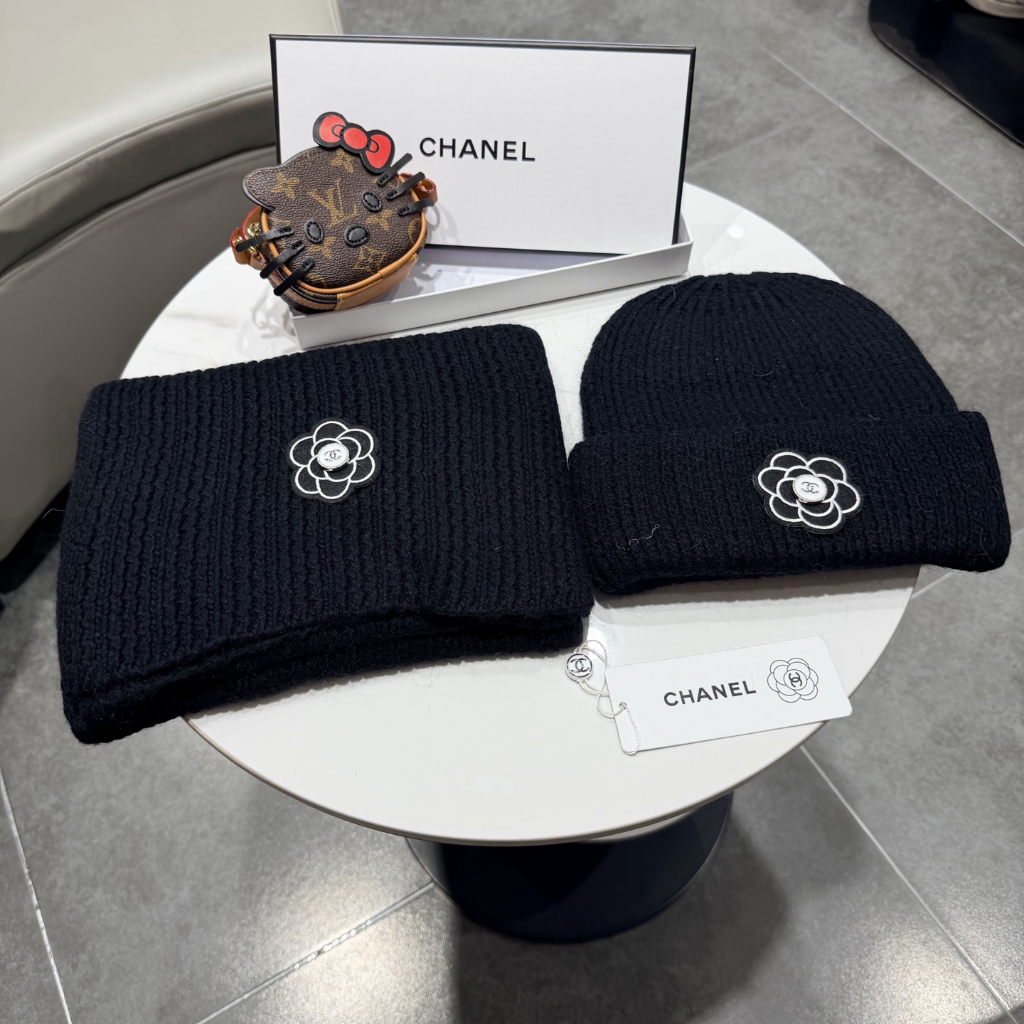 NO:602034,Chanel suit CHANE lady style cashmere knitted hat and scarf suit with beret 70 rabbit velvet wool material warm and fashionable suit, suit, chanel, chanel, hats19860909香奈儿套装CHANE淑女款羊绒针织帽子围巾套装配贝雷帽70兔绒羊毛材质保暖又时尚套装,套装,chanel,chanel,hats,accessory