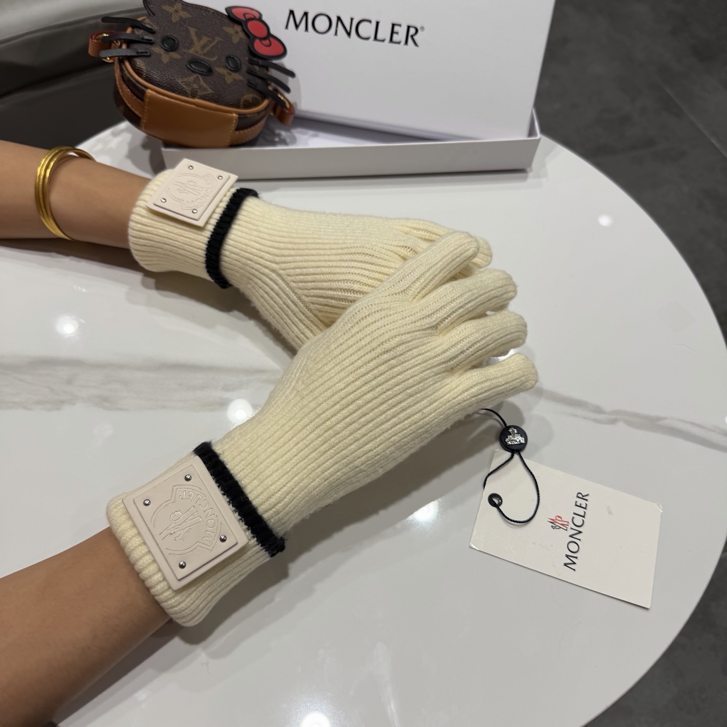 NO:602436,Moncler knitted hat MONCLER exports to South Korea spliced ​​striped knitted wool gloves for autumn and winter driving and cycling warm fingerless touch screen wool gloves gloves, gloves, Moncler, gloves, hats19860909蒙口针织帽MONCLER出口韩国拼接条纹针织羊毛手套秋冬开车骑行保暖露指触屏毛线手套手套,手套,Moncler,gloves,hats,accessory