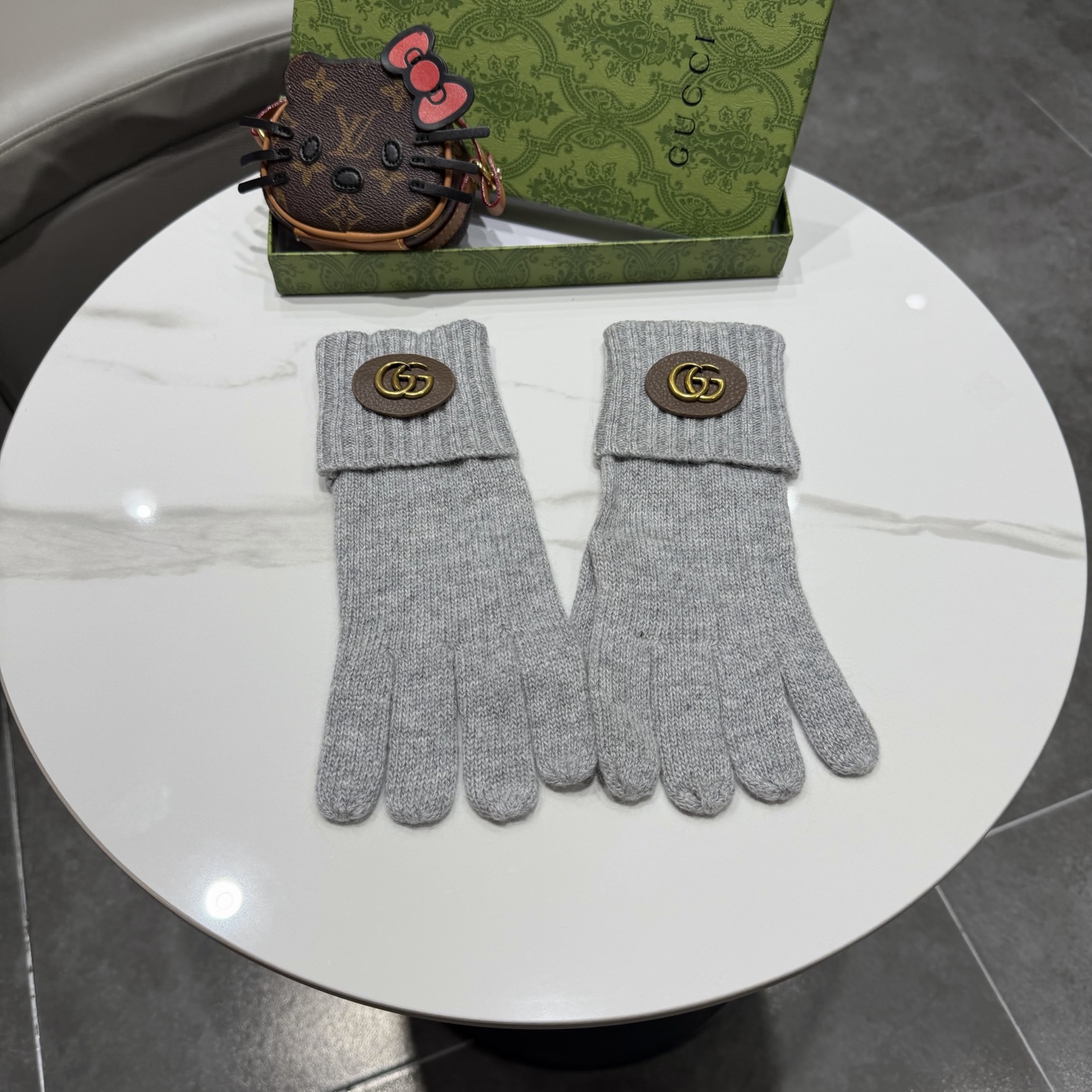 NO:602441,Gucci Gucci knitted gloves, classic double G logo design. The gloves are made of high-quality knitted fabric, soft and comfortable, with good warmth retention. One-size-fits-all design, suitable for the hand. Glove details - Pink knitted fabric, warm and comfortable - Classic double G logo embellishment, fashionable and atmospheric - One-size-fits-all design, can be worn by both men and women - Gloves with tags, gloves, gucci, gucci, gloves19860909Gucci古驰针织手套,经典双G标志设计.手套采用优质针织面料,柔软舒适,保暖性好.均码设计,贴合手型. 手套细节 - 粉色针织面料,温暖舒适 - 经典双G标志点缀,时尚大气 - 均码设计,男女都能戴 - 带吊牌手套,手套,gucci,gucci,gloves,accessory