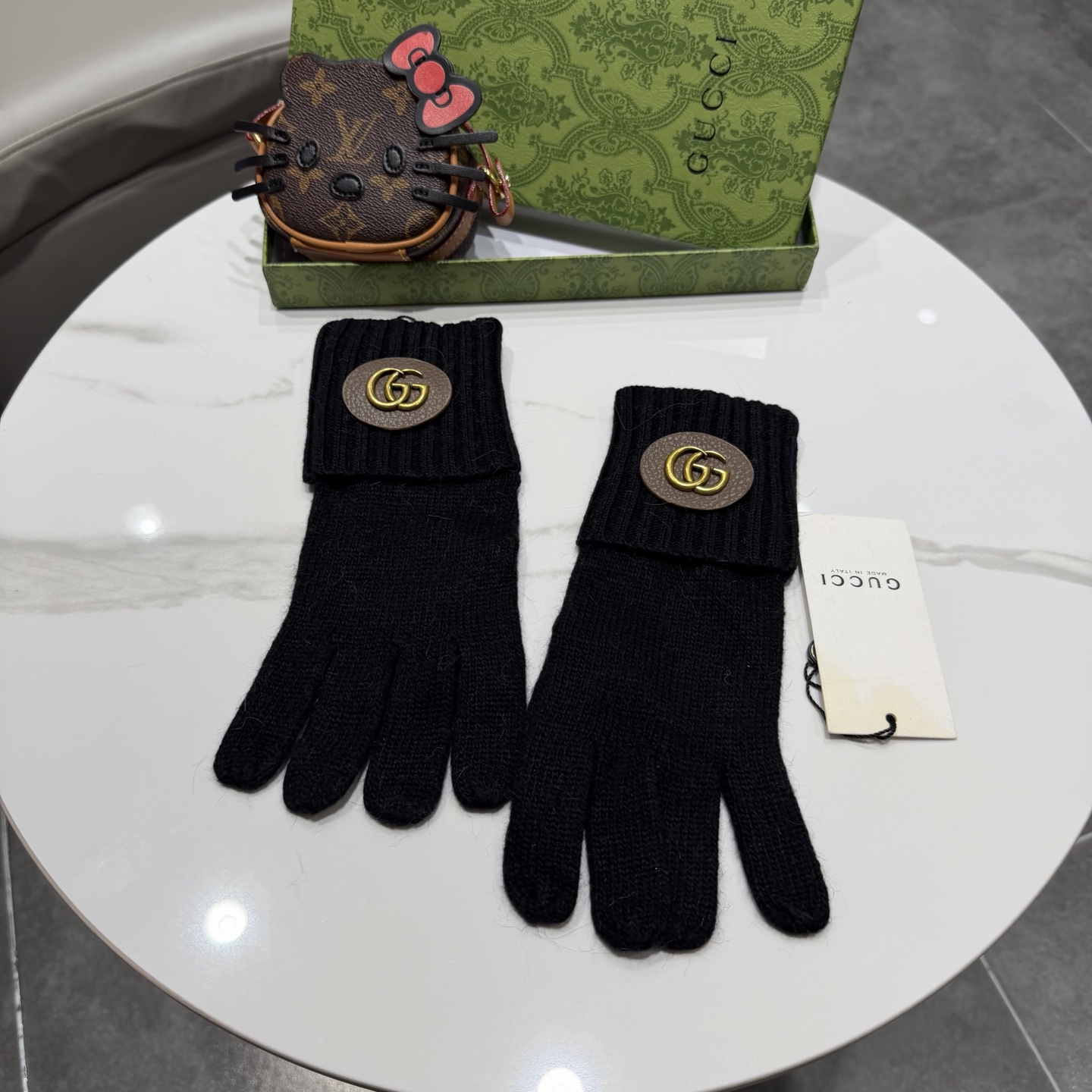 NO:602446,Gucci Gucci knitted gloves, classic double G logo design. The gloves are made of high-quality knitted fabric, soft and comfortable, with good warmth retention. One-size-fits-all design, suitable for the hand. Glove details - Knitted fabric, warm and comfortable - Classic double-G logo embellishment, fashionable and elegant - One-size-fits-all design, can be worn by both men and women - Gloves with tags, gloves, gucci, gucci, gloves19860909Gucci古驰针织手套,经典双G标志设计.手套采用优质针织面料,柔软舒适,保暖性好.均码设计,贴合手型. 手套细节 - 针织面料,温暖舒适 - 经典双G标志点缀,时尚大气 - 均码设计,男女都能戴 - 带吊牌手套,手套,gucci,gucci,gloves,accessory