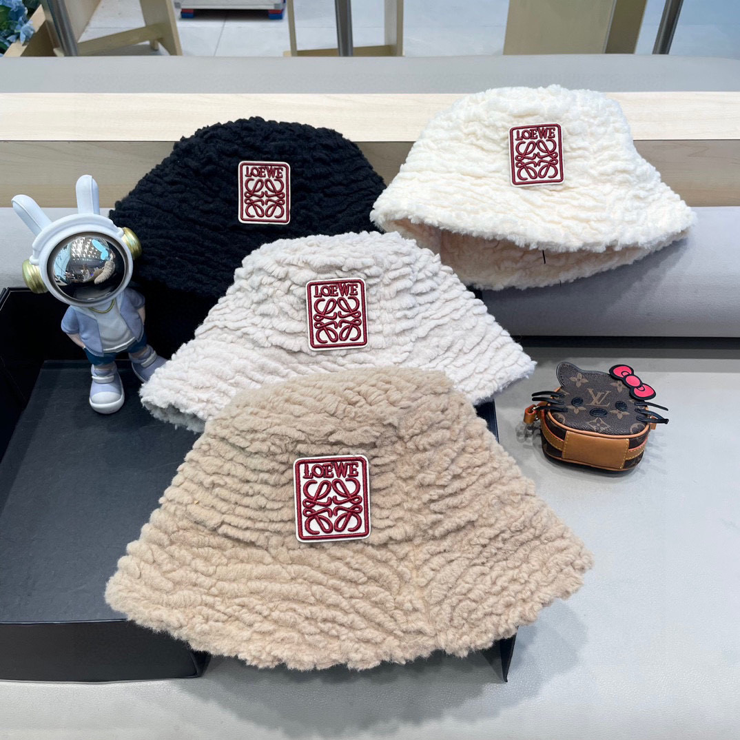 Loew*羊羔毛渔夫帽✔️满满精致的细节让人爱不释手，时髦精们都应有一顶😎定制面料 质感扛扛的