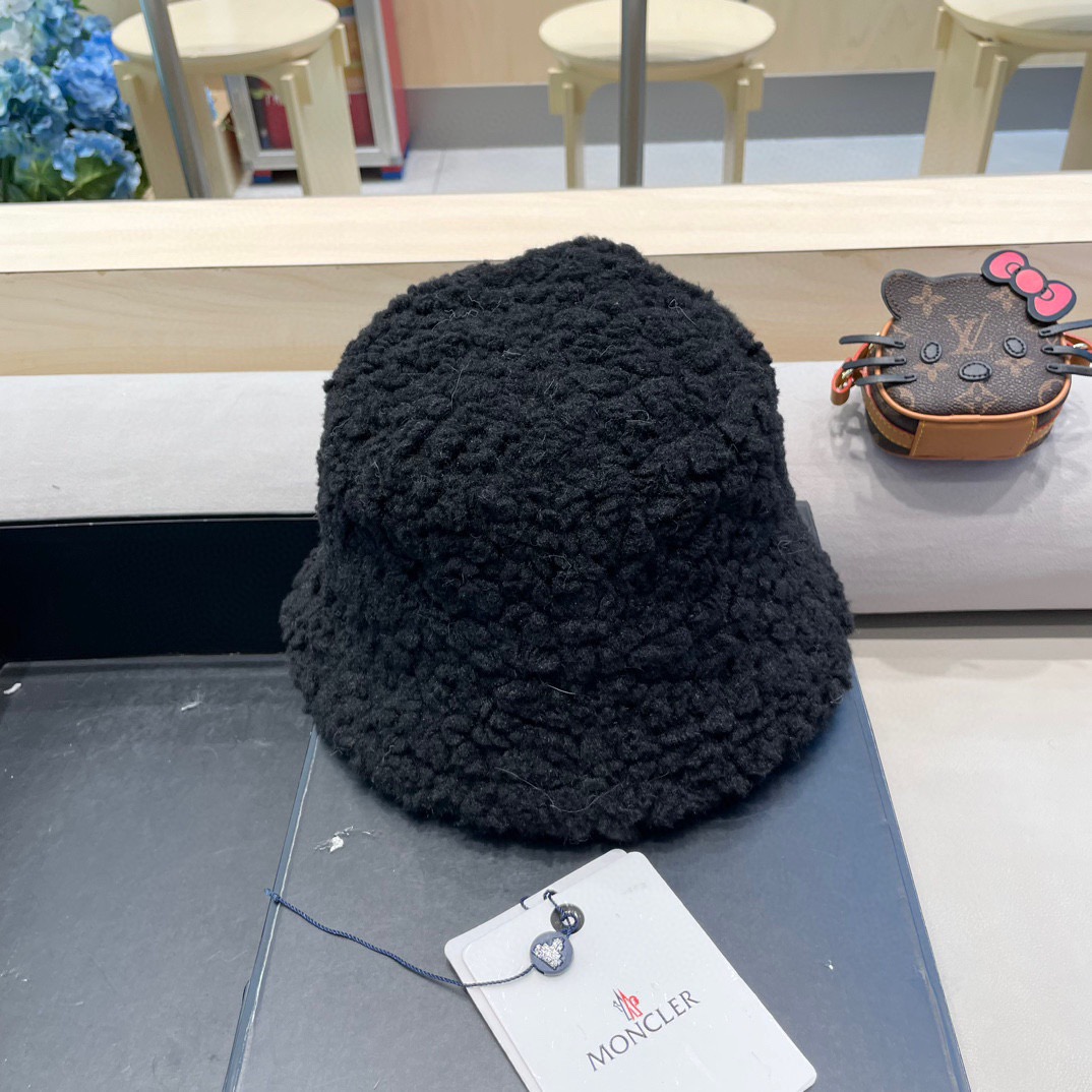 moncler渔夫帽女秋冬季2025新款纯色保暖防寒风显脸小旅游白色毛绒盆帽子