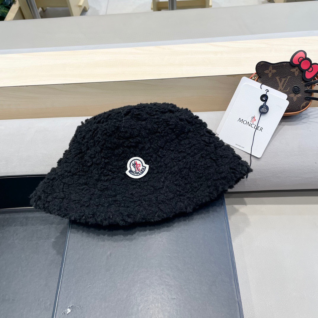 moncler渔夫帽女秋冬季2025新款纯色保暖防寒风显脸小旅游白色毛绒盆帽子