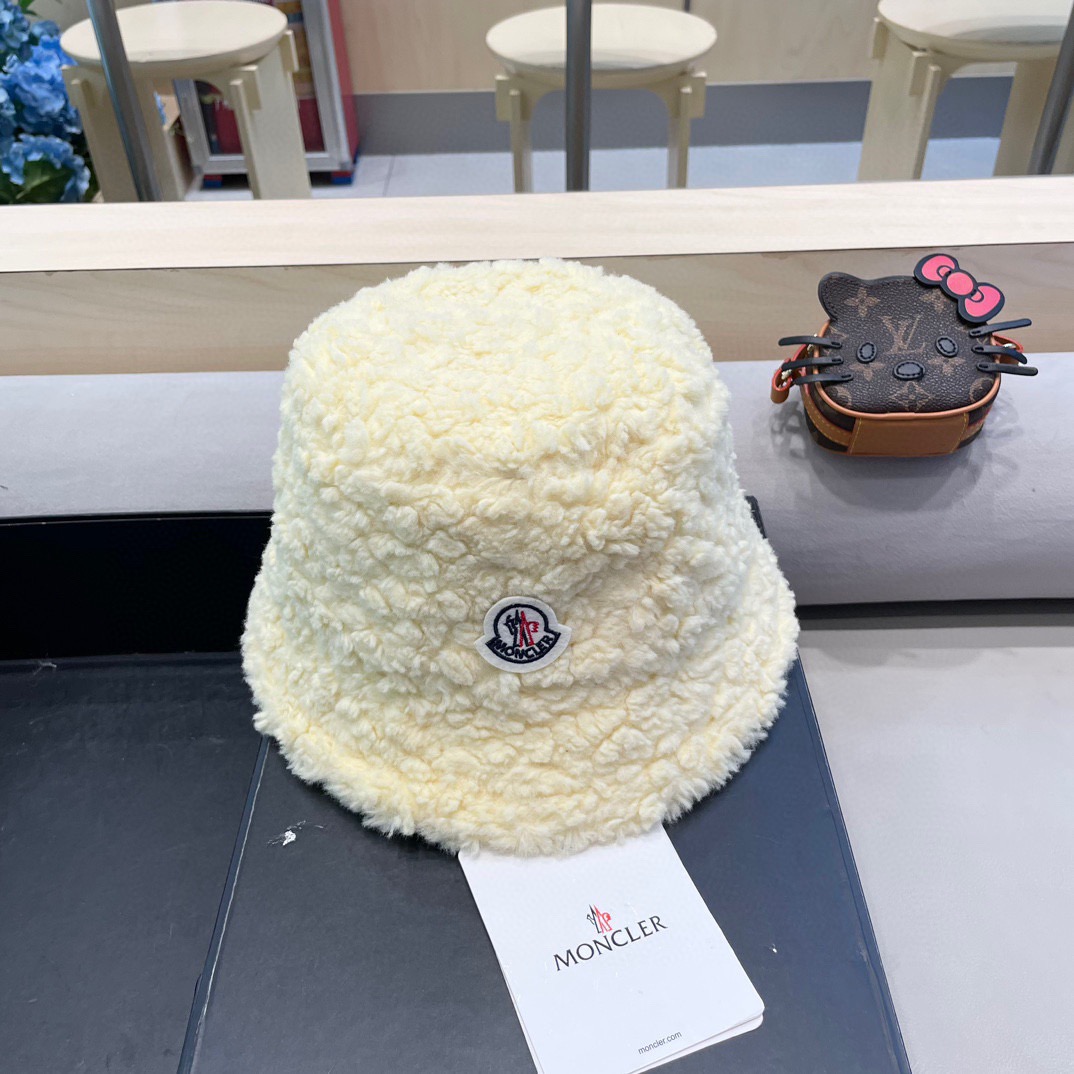 moncler渔夫帽女秋冬季2025新款纯色保暖防寒风显脸小旅游白色毛绒盆帽子
