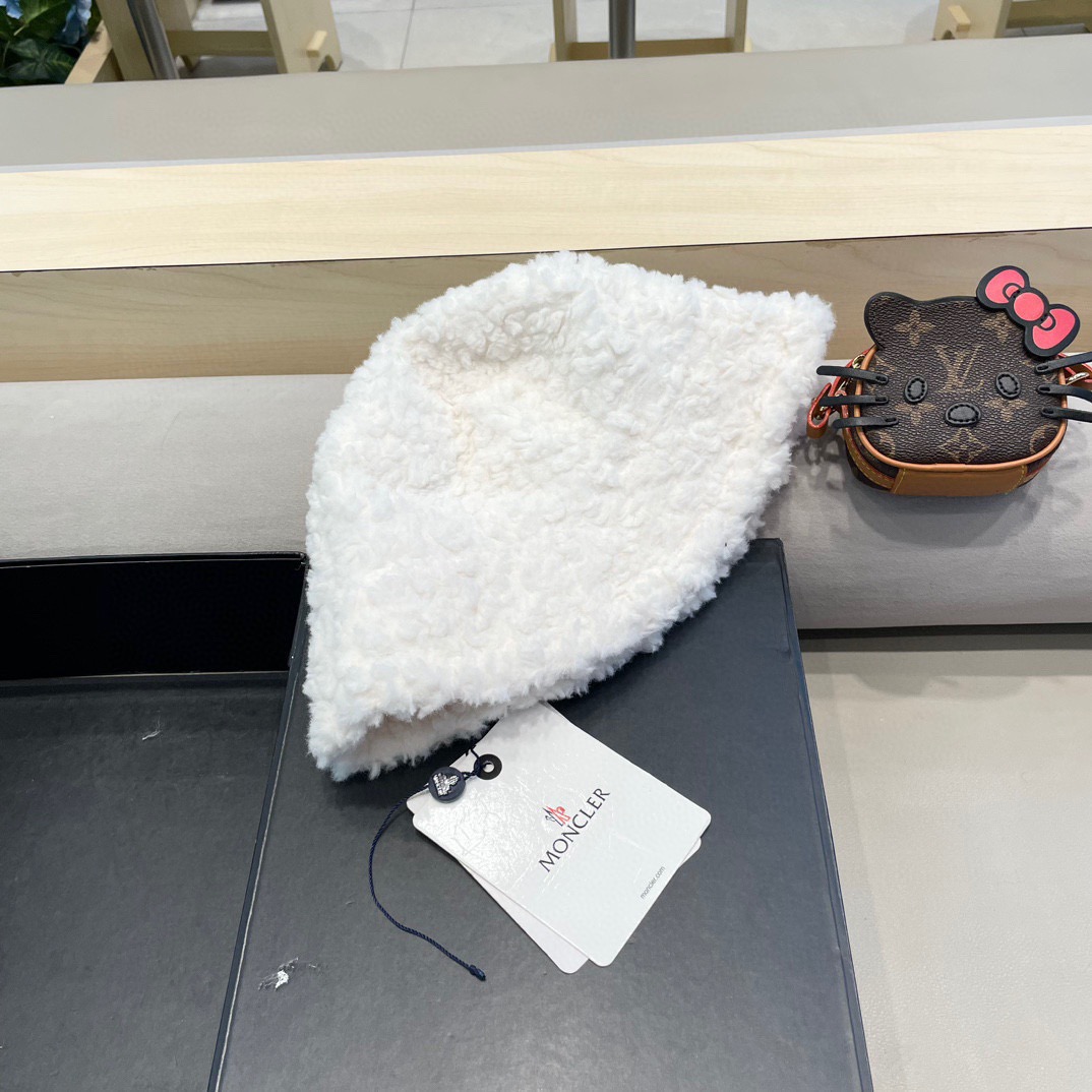 moncler渔夫帽女秋冬季2025新款纯色保暖防寒风显脸小旅游白色毛绒盆帽子