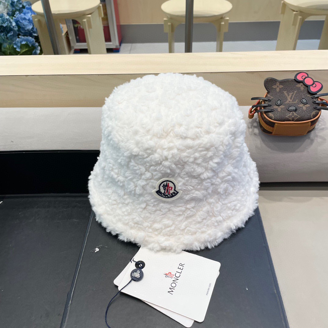 moncler渔夫帽女秋冬季2025新款纯色保暖防寒风显脸小旅游白色毛绒盆帽子