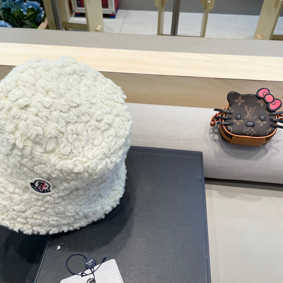 moncler渔夫帽女秋冬季2025新款纯色保暖防寒风显脸小旅游白色毛绒盆帽子