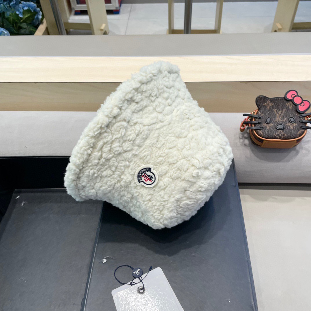 moncler渔夫帽女秋冬季2025新款纯色保暖防寒风显脸小旅游白色毛绒盆帽子