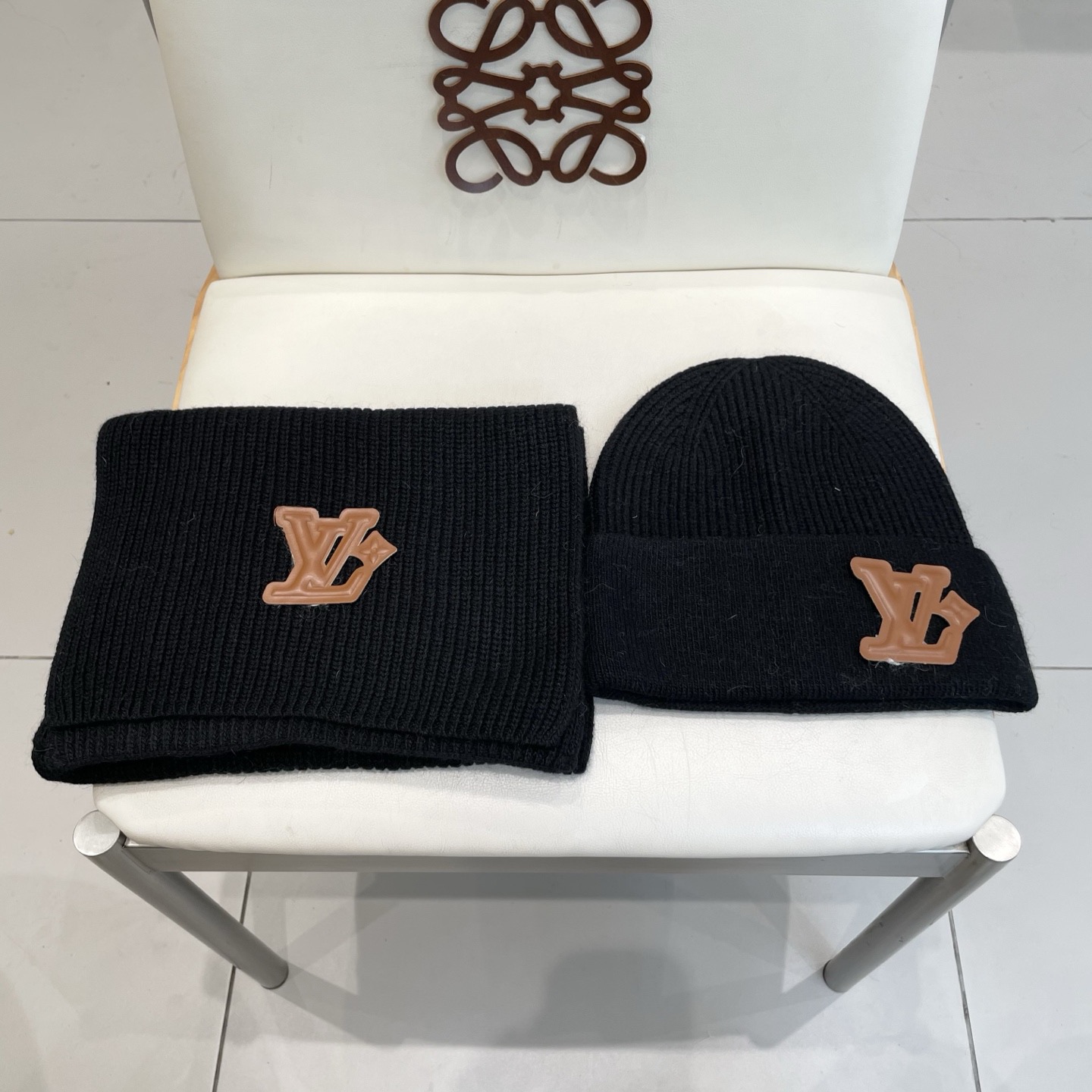 NO:602091,LV Louis Vuitton [wool suit hat] classic suit hat!  Hat and scarf!  It's warm and super comfortable~A great tool for young ladies to reduce their age in winter~This winter, all you need is a set of hats~It's warm and fashionable!  Unisex model! Can be made as a couple model!  Complete range of anti-counterfeiting labels and elevators!  Many styles, welcome to choose! Suit, suit, louis vuitton, louis vuitton, hats19860909Lv路易威登【羊毛套装帽子】经典套装帽子！帽子围巾！暖暖哒超级舒服～冬日小姐姐减龄神器哦～这个冬天你就差这么一套套装帽子啦～又保暖又时尚！男女通用款!可以做情侣款！防伪标签吊卡齐全！多多款式,欢迎选择!套装,套装,louis vuitton,louis vuitton,hats,accessory