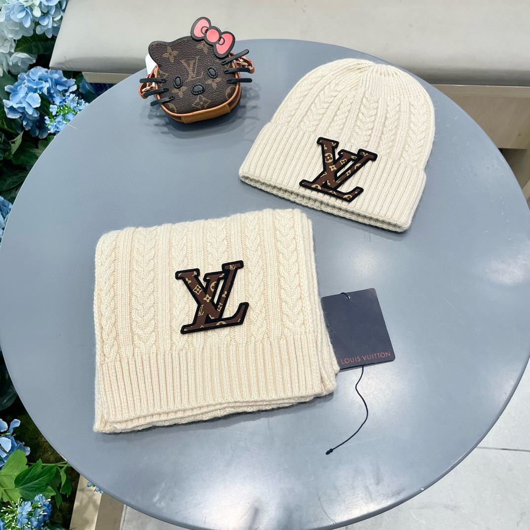 NO:602115,Lv Home. [Two-piece set-wool suit hat] Classic suit hat!  Hat and scarf!  It's warm and super comfortable~A great tool for young ladies to reduce their age in winter~This winter, all you need is a set of hats~It's warm and fashionable!  Unisex model! Can be made as a couple model!  Complete range of anti-counterfeiting labels and elevators!  Many styles, welcome to choose! Suit, suit, louis vuitton, hats19860909Lv家.【两件套-羊毛套装帽子】经典套装帽子！帽子围巾！暖暖哒超级舒服～冬日小姐姐减龄神器哦～这个冬天你就差这么一套套装帽子啦～又保暖又时尚！男女通用款!可以做情侣款！防伪标签吊卡齐全！多多款式,欢迎选择!套装,套装,louis vuitton,hats,accessory