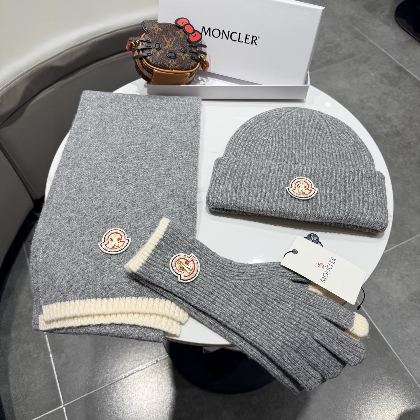 NO:602081,New scarf, hat and gloves three-piece set for meng mouth (scarf, hat, gloves) hat, scarf with thin velvet lining!  Fashionable, lightweight, and warm suits, suits, Moncler, gloves, hats19860909蒙口新款围巾帽子手套三件套装围巾帽子、手套）帽子,围脖内里加薄绒哦！时尚轻便,又保暖套装,套装,Moncler,gloves,hats,accessory