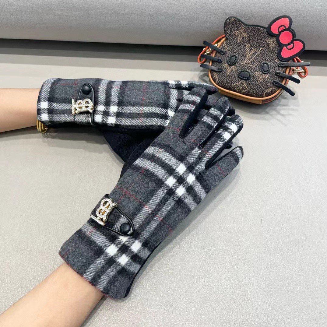 NO:602427,BURBERRY's new wool gloves, fashionable gloves, warm in autumn and winter with velvet lining, classic plaid, super comfortable, soft and versatile!  One size fits all gloves, gloves, burberry, burberry, gloves19860909巴宝莉BURBERRY 专柜新品羊毛手套,时尚手套,秋冬保暖加绒内里,经典格子,上手超舒适柔软、百搭！均码手套,手套,burberry,burberry,gloves,accessory