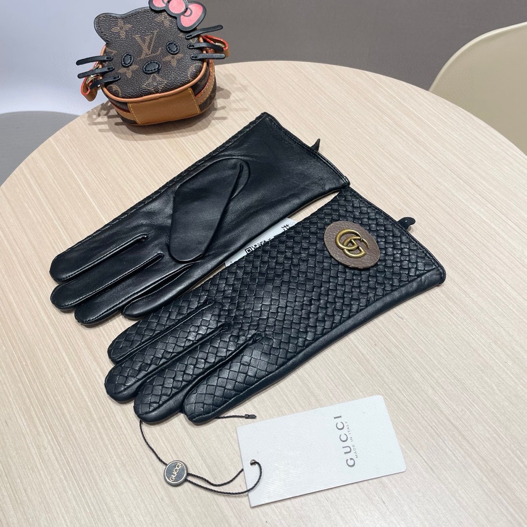 NO:602442,2025 New Exclusive First Touch Screen Gloves Men's Gucci Gucci Couple's Style. Men's and Women's Style [Original Quality] Official website syncs with women's new high-end sheepskin gloves, the goddess's first choice. Don't miss 100% imported sheepskin. The leather is fine and soft. Pay attention to the imported sheepskin with a special feel and cashmere lining for better warmth. Top-notch workmanship. No detail is spared. Genuine version. Counter one-to-one men's size and women's size M. Gloves, gloves, gucci, sheepskin, gloves198609092025新款独家首发触屏手套 男手套Gucci古奇情侣款.男款女款【原单品质】官网同步女士新款高档羊皮手套女神首选 不可错过百分百选用进口羊皮 皮质细腻柔软 认准进口羊皮特有手感羊绒内里保暖更佳 顶级做工任何细节都不放过正品开版 专柜一比一男款码数女款M 手套,手套,gucci,sheepskin,gloves,accessory