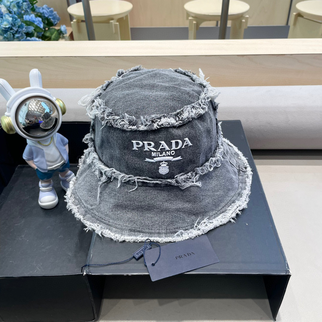 Prada 普拉达高品质牛仔布倒三角渔夫帽洗水牛仔色，秀场同款，面料柔软舒适百搭休闲款，闭眼入！