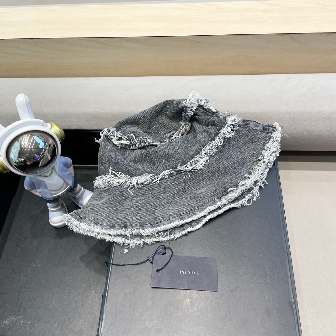 Prada 普拉达高品质牛仔布倒三角渔夫帽洗水牛仔色，秀场同款，面料柔软舒适百搭休闲款，闭眼入！