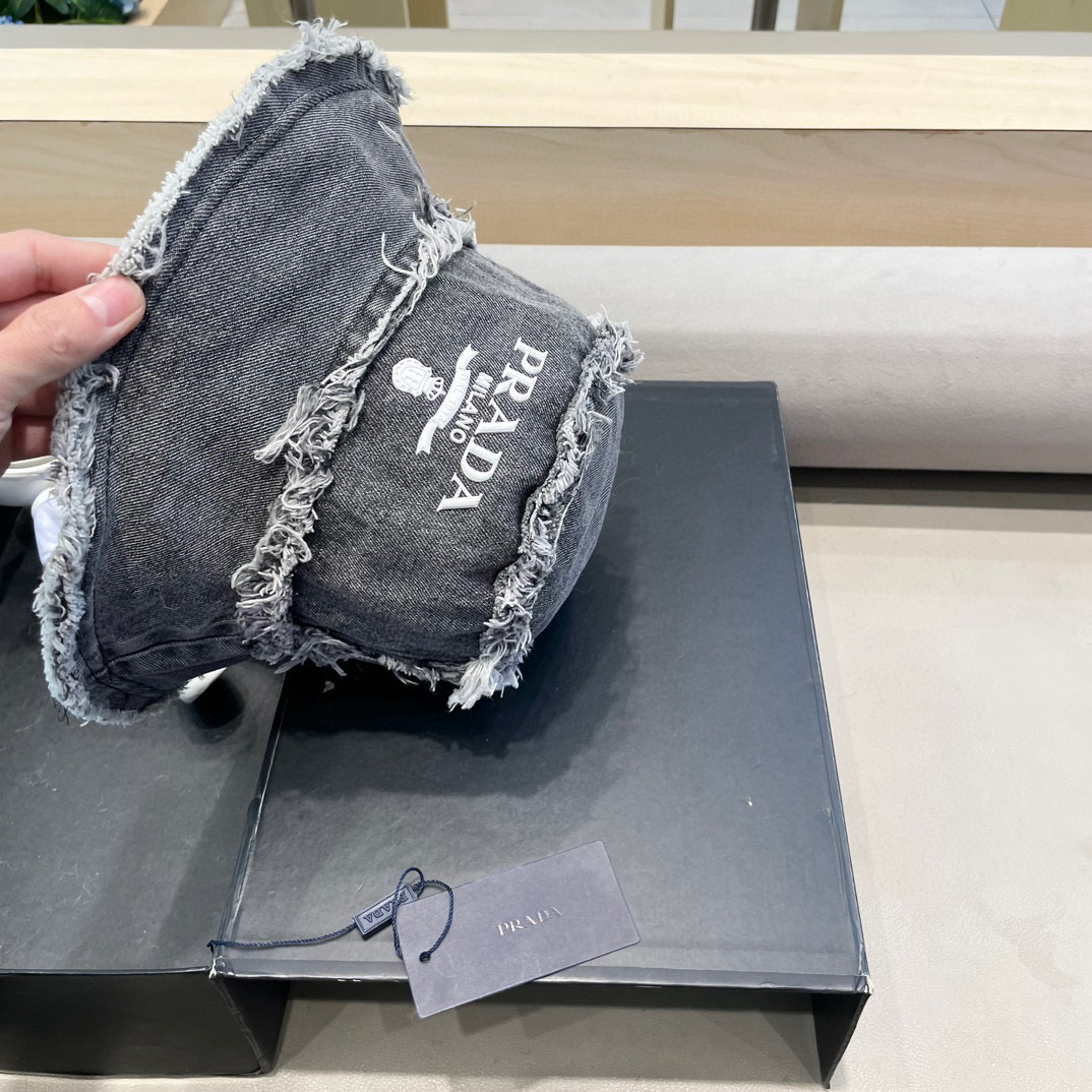 Prada 普拉达高品质牛仔布倒三角渔夫帽洗水牛仔色，秀场同款，面料柔软舒适百搭休闲款，闭眼入！