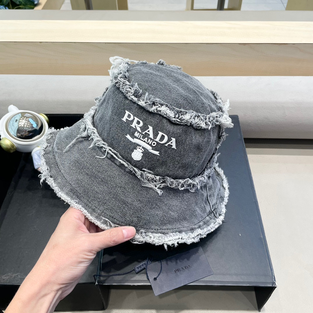 Prada 普拉达高品质牛仔布倒三角渔夫帽洗水牛仔色，秀场同款，面料柔软舒适百搭休闲款，闭眼入！
