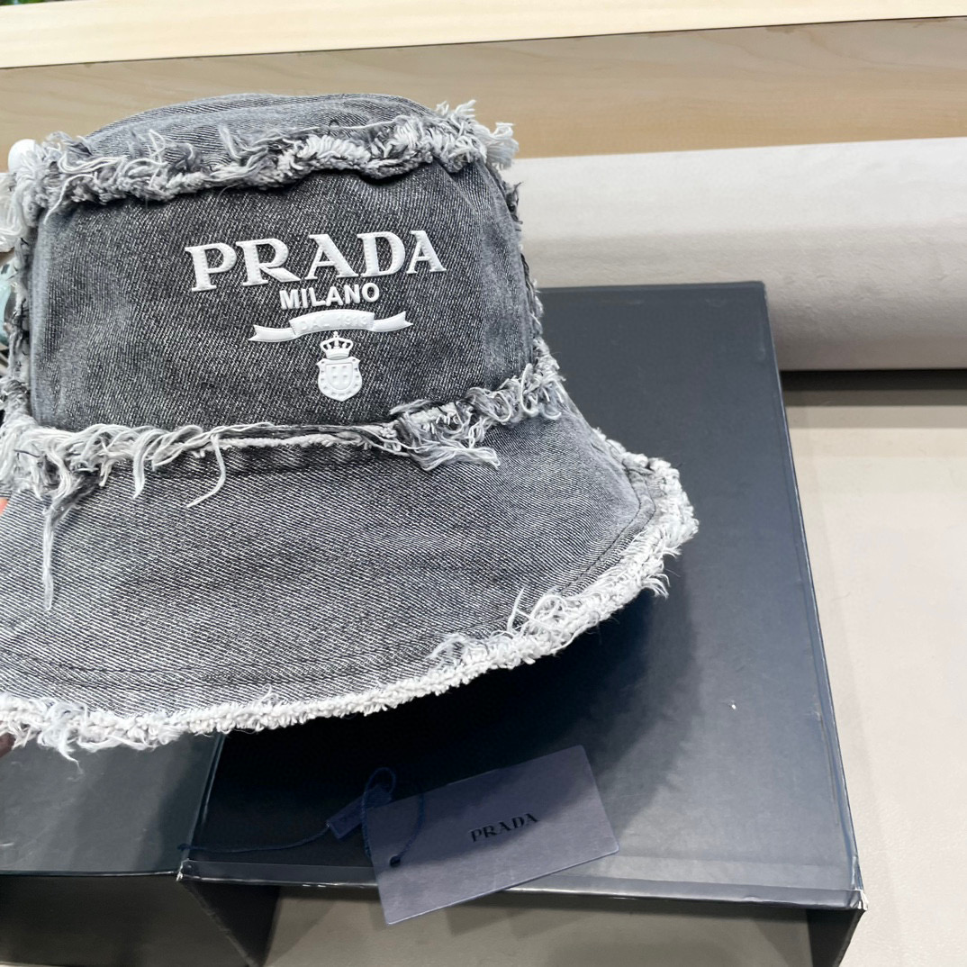 Prada 普拉达高品质牛仔布倒三角渔夫帽洗水牛仔色，秀场同款，面料柔软舒适百搭休闲款，闭眼入！