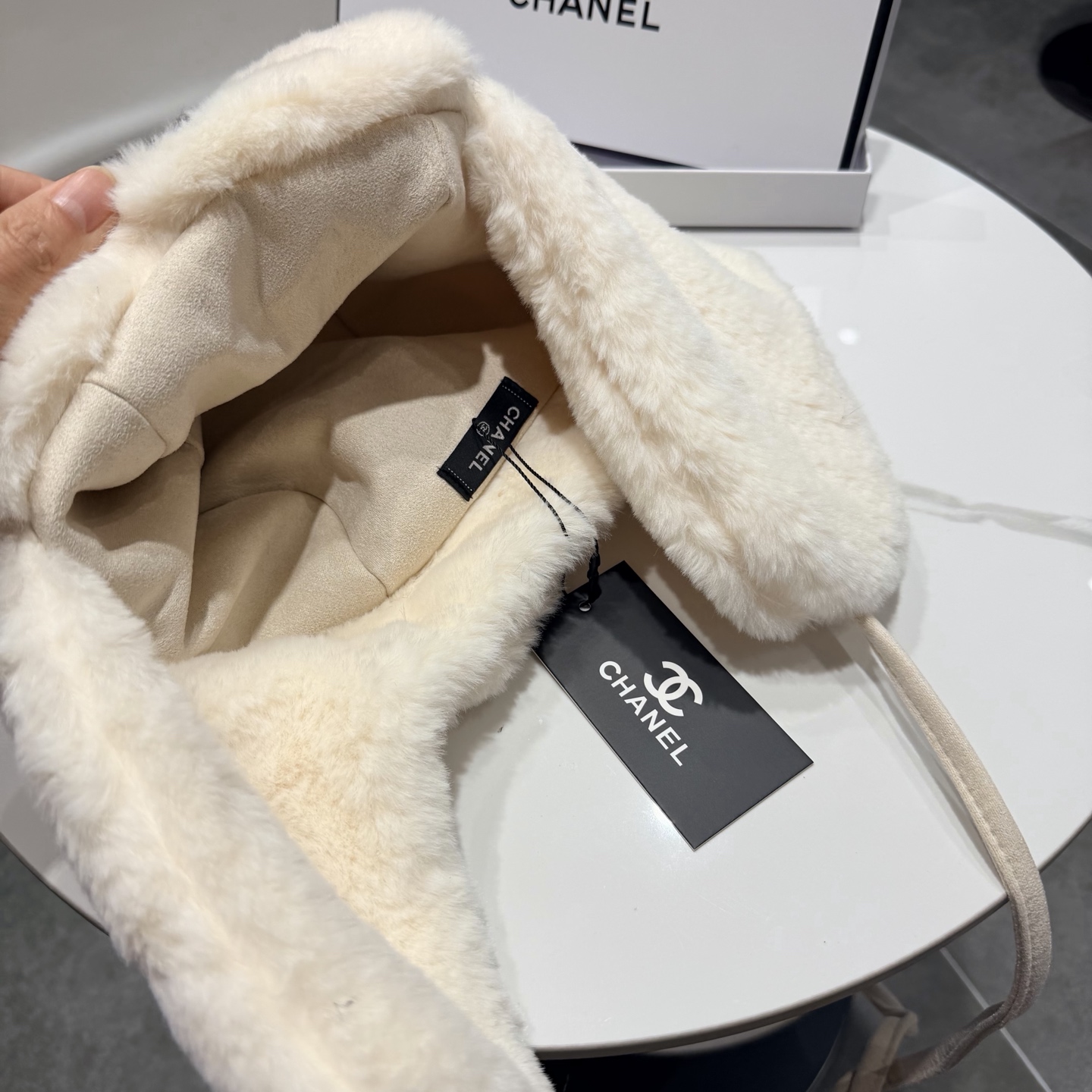 chanel香奈儿雷锋帽新款冬季保暖套头帽护耳毛茸茸白色帽子