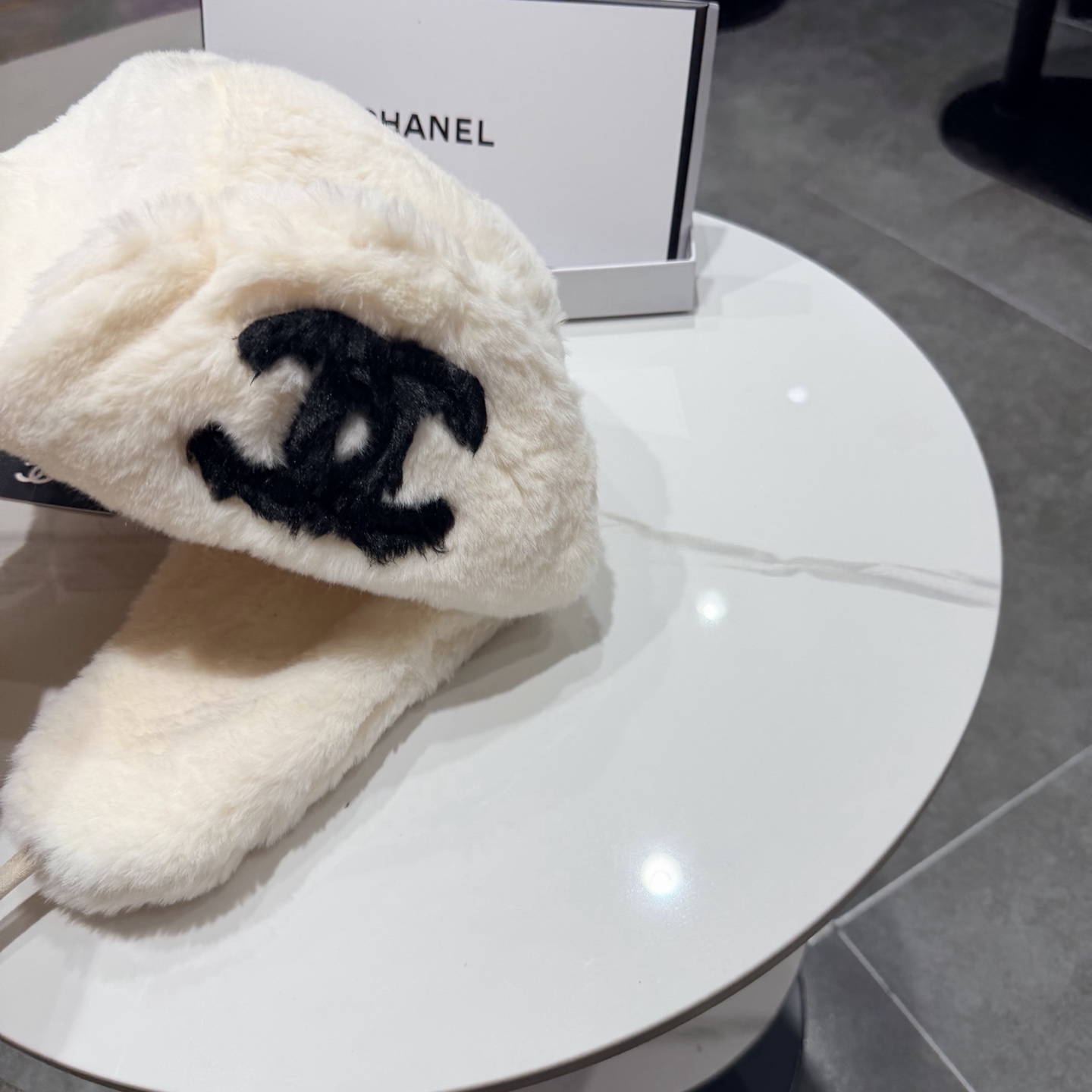 chanel香奈儿雷锋帽新款冬季保暖套头帽护耳毛茸茸白色帽子