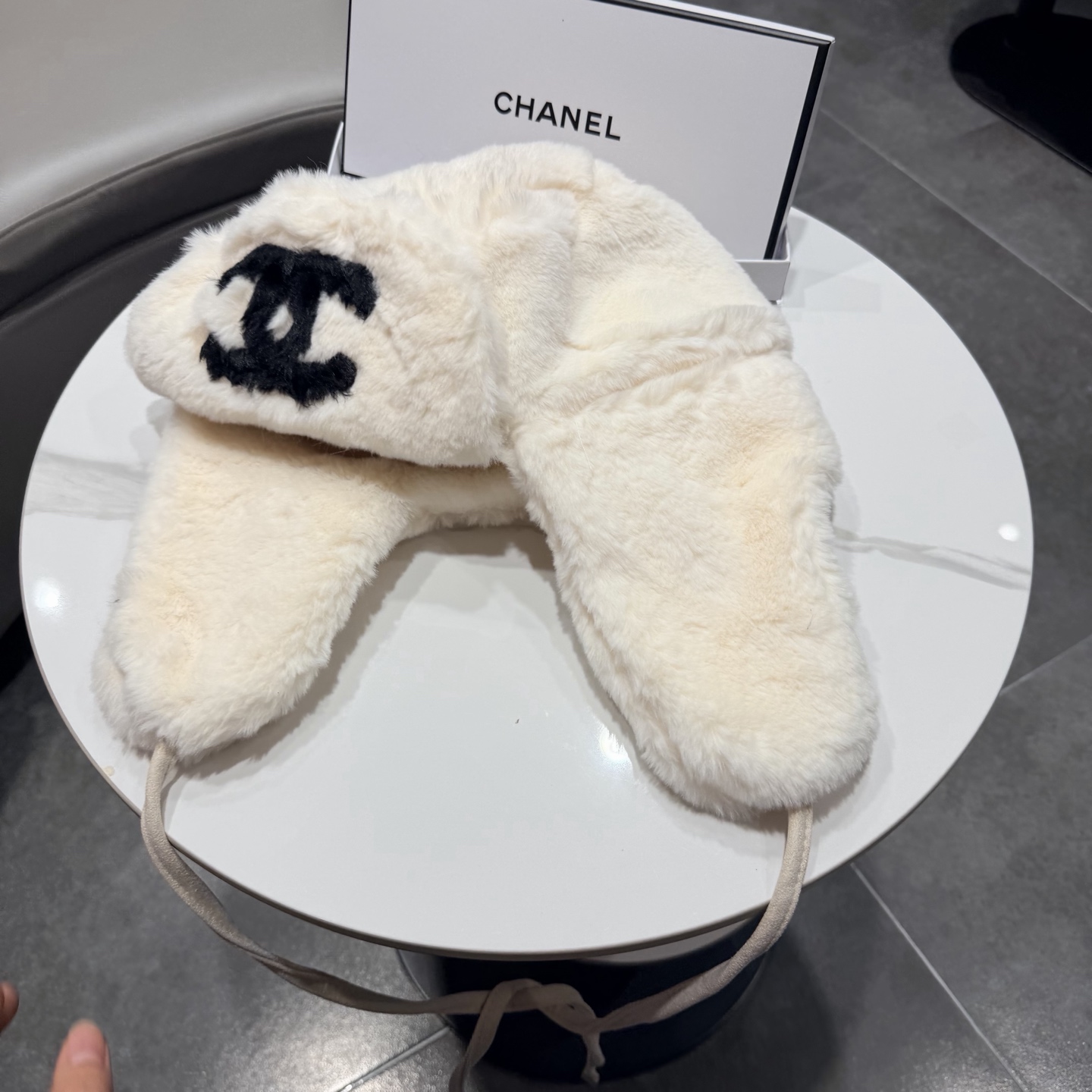 chanel香奈儿雷锋帽新款冬季保暖套头帽护耳毛茸茸白色帽子