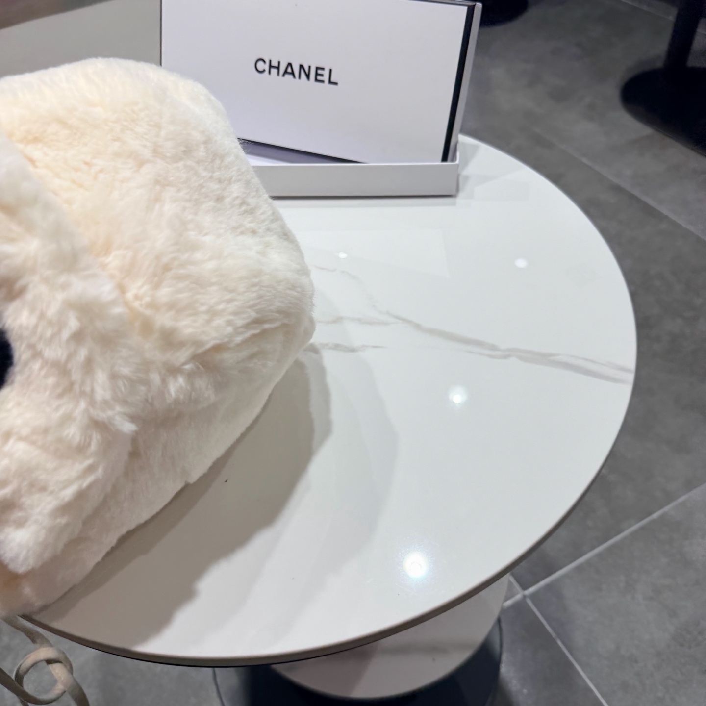 chanel香奈儿雷锋帽新款冬季保暖套头帽护耳毛茸茸白色帽子