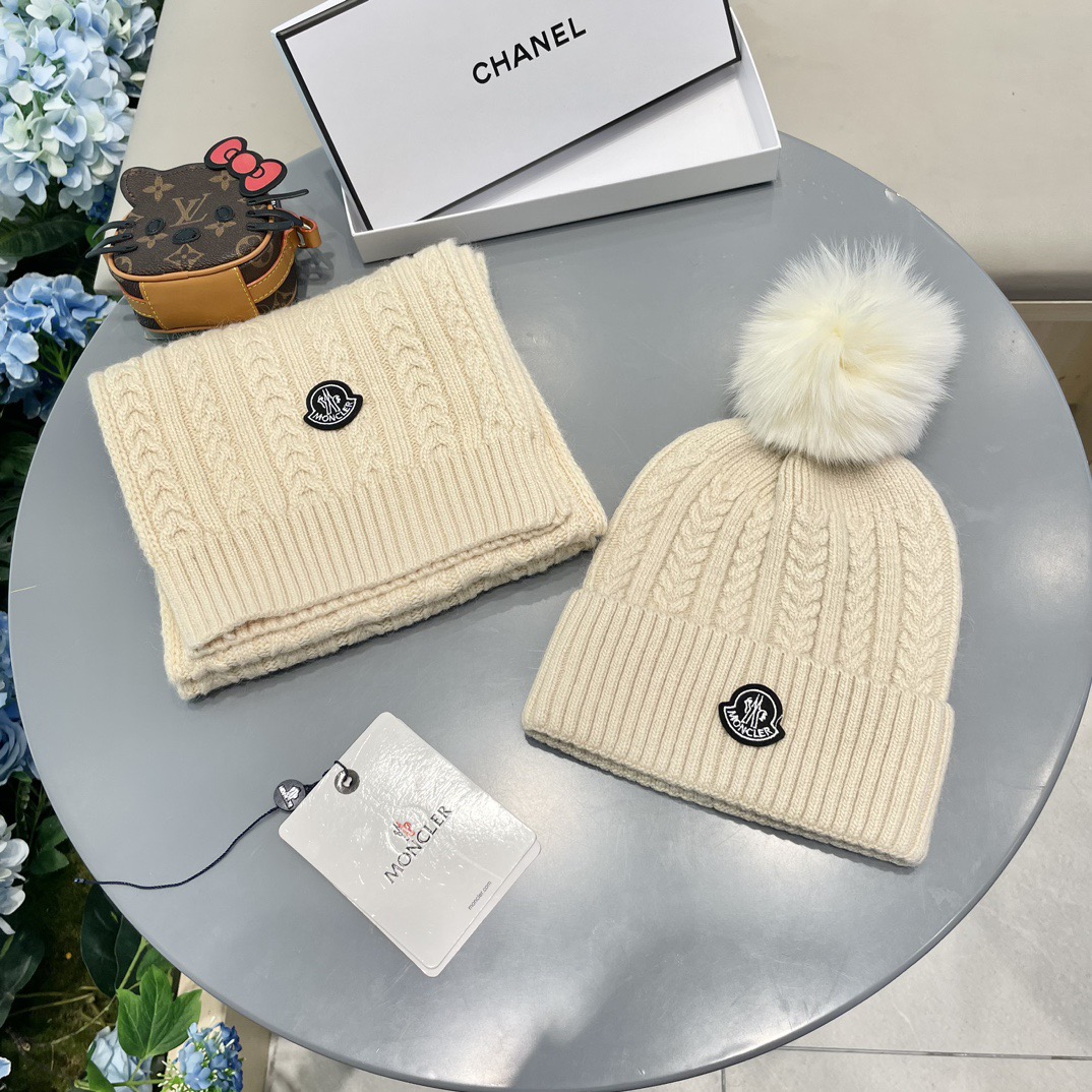 NO:701733,Mouth covering. [Wool suit hat - with fox fur ball] Classic suit hat!  Hat and scarf!  It's warm and super comfortable~A great tool for young ladies to reduce their age in winter~This winter, all you need is a set of hats~It's warm and fashionable!  Unisex model! Can be made as a couple model!  Complete range of anti-counterfeiting labels and elevators!  Many styles, welcome to choose! Suits, suits, Moncler, hats19860909蒙口.【羊毛套装帽子-带狐狸毛球】经典套装帽子！帽子围巾！暖暖哒超级舒服～冬日小姐姐减龄神器哦～这个冬天你就差这么一套套装帽子啦～又保暖又时尚！男女通用款!可以做情侣款！防伪标签吊卡齐全！多多款式,欢迎选择!套装,套装,Moncler,hats,accessory