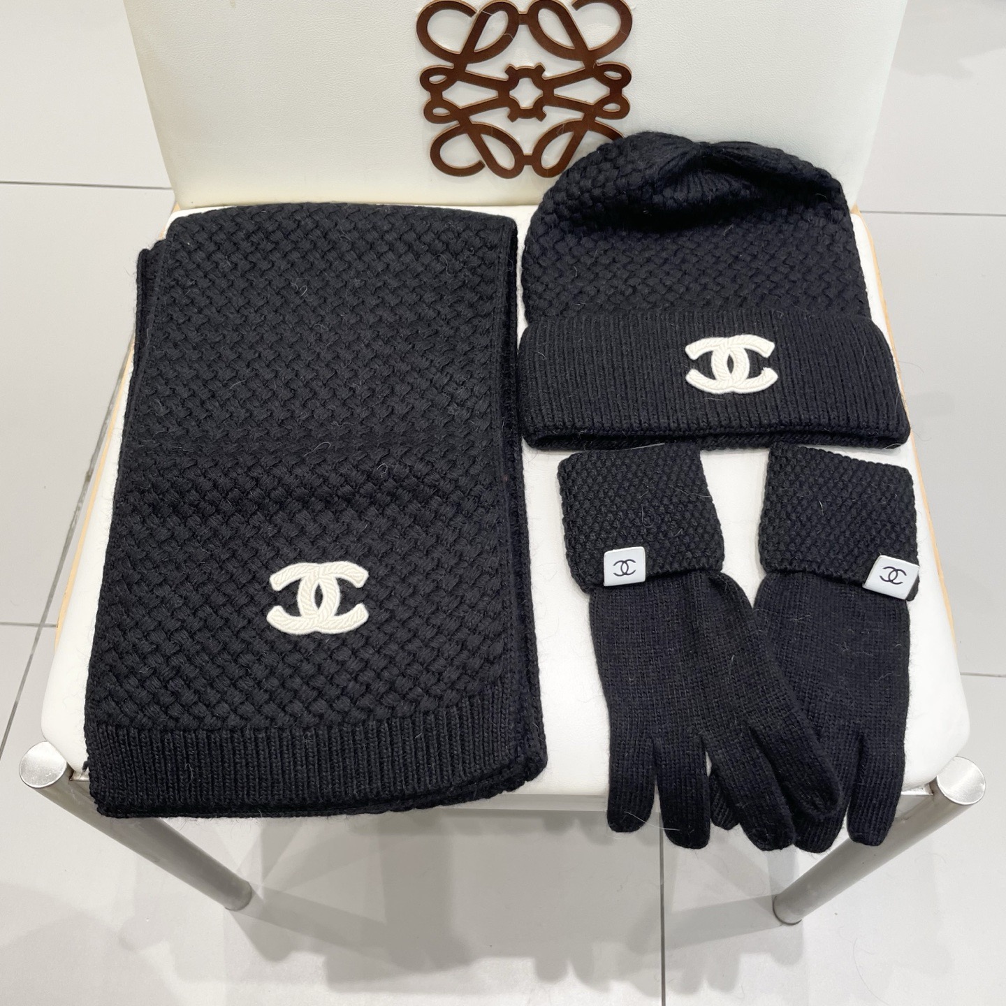 NO:701737,CHANEL cashmere and wool quality knitted 3-piece set, fashionable, high-quality, high-end, super soft!  It’s super hot and has great texture. It’s great to match when out on the street!  Fashion trends!  A must-have item for autumn and winter, get it now!  suit, suit, chanel, chanel19860909香奈儿CHANEL羊绒羊毛品质针织3件套,时尚好品质高端大气,超柔软！超火爆质感很赞,出街超好搭配！时尚潮流！秋冬必备单品,快快入手哦！套装,套装,chanel,chanel,accessory