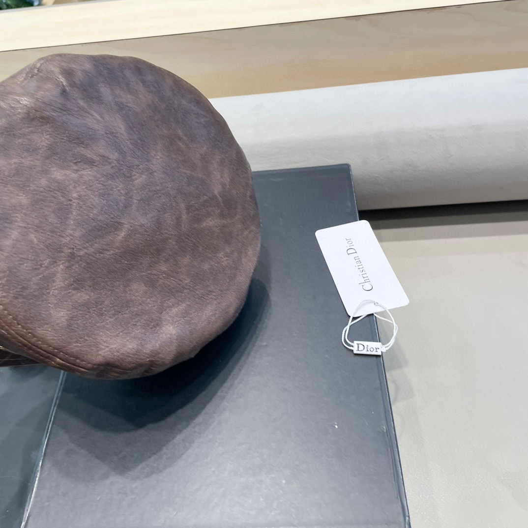 迪奥Dior秋季PU皮做旧平顶帽网红百搭十字别针鸭舌帽气质个性复古画家帽女