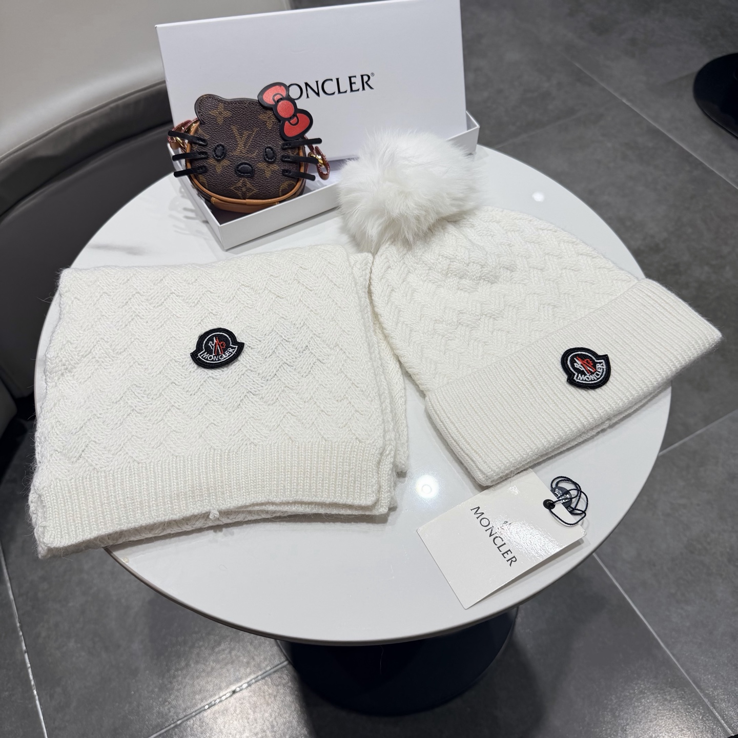 NO:701739,.Mask. With fox fur ball [two-piece set - wool suit hat] classic suit hat!  Hat and scarf!  70 wool rabbit fur. It’s warm and super comfortable. It’s a great tool for young ladies to reduce their age in winter. This winter, all you need is a set of hats. It’s warm and fashionable!  Unisex model! Can be made as a couple model!  Complete range of anti-counterfeiting labels and elevators!  Many styles, welcome to choose! Suits, suits, Moncler, hats19860909.蒙口.配狐狸毛球【两件套-羊毛套装帽子】经典套装帽子！帽子围巾！70羊毛兔毛.暖暖哒超级舒服～冬日小姐姐减龄神器哦～这个冬天你就差这么一套套装帽子啦～又保暖又时尚！男女通用款!可以做情侣款！防伪标签吊卡齐全！多多款式,欢迎选择!套装,套装,Moncler,hats,accessory