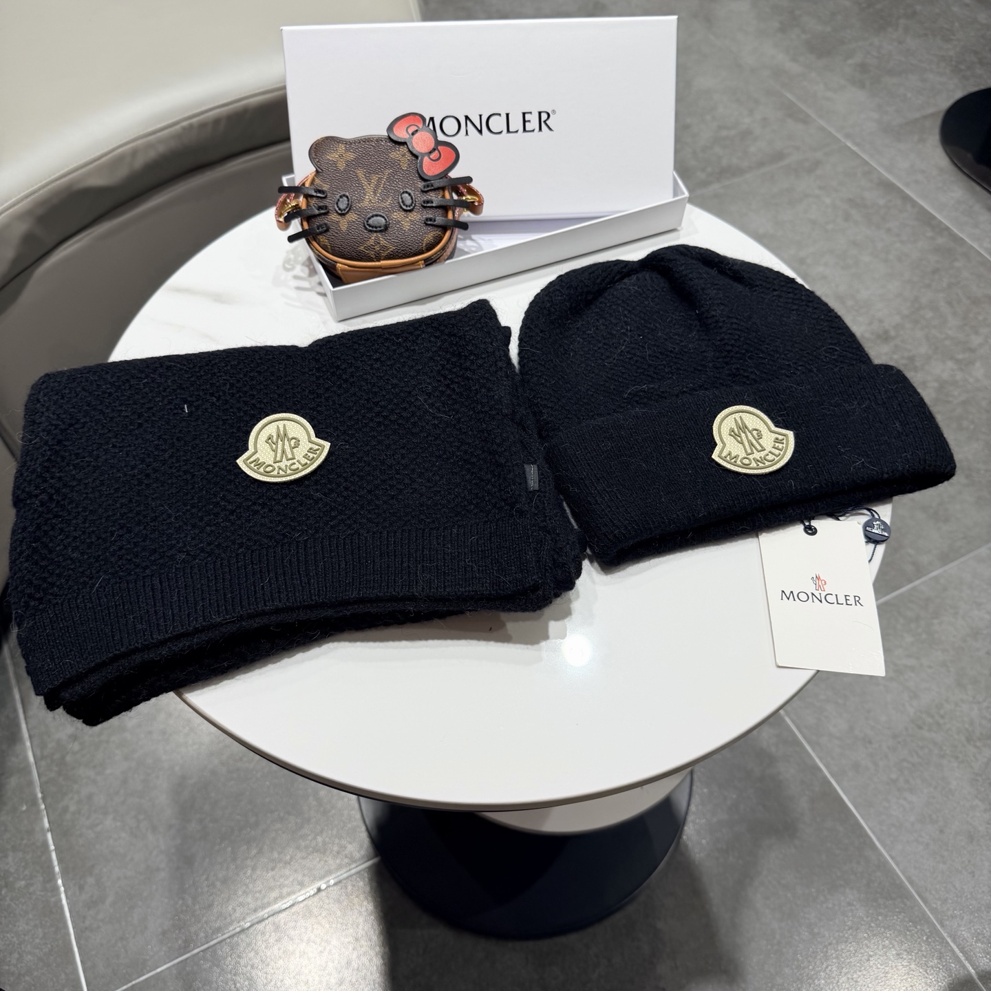 NO:701689,MONCLER hat + scarf set!  Rabbit cashmere ingredients with 15 cm real fox fur ball, warm and fashionable, black, white and gray, unisex, the ball can be removed^_^ Suit, suit, Moncler, hats19860909蒙口套装MONCLER帽子+围巾套装！兔绒羊绒成份配15公分真狐狸毛球,保暖又时尚 黑 白 灰男女通用,球可卸下^_^套装,套装,Moncler,hats,accessory