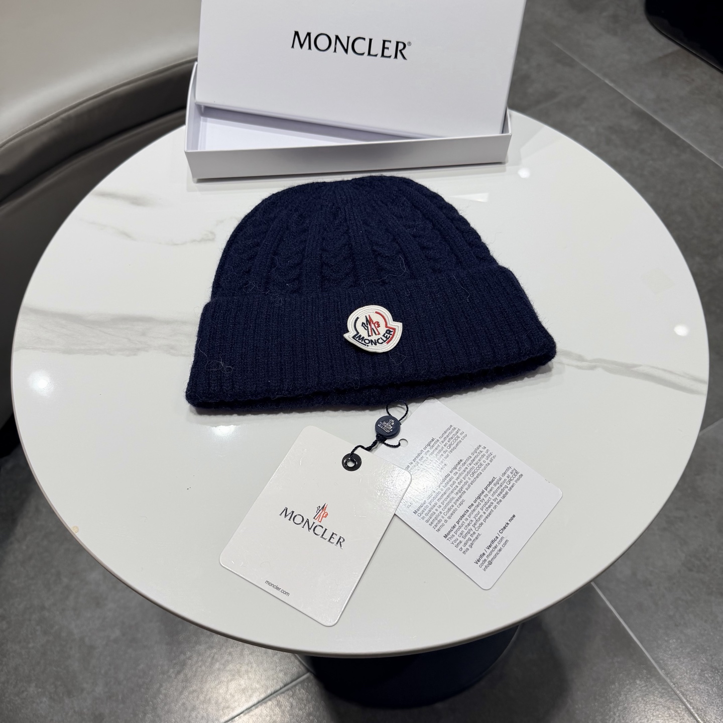 NO:704015,Moncler knitted hat, replica of the original. Very soft and skin-friendly, very elastic and textured, and very versatile style ~ Warm cashmere woolen hat, one size fits all and elastic ~ Unisex, can be worn by any head size. The quality is very good, I highly recommend the hat, fisherman hat, baseball cap, knitted hat, hat, Moncler, Moncler, espadrilles, hats19860909蒙口Moncler盟可睐针织帽,原单复刻.非常柔软亲肤,弹性很好有质感又非常百搭的款式~保暖的 羊绒毛线帽,均码有弹性~男女通用,任何头围都可以佩戴.质量超好真心推荐帽子渔夫帽棒球帽针织帽,帽子,Moncler,Moncler,espadrilles,hats,hat