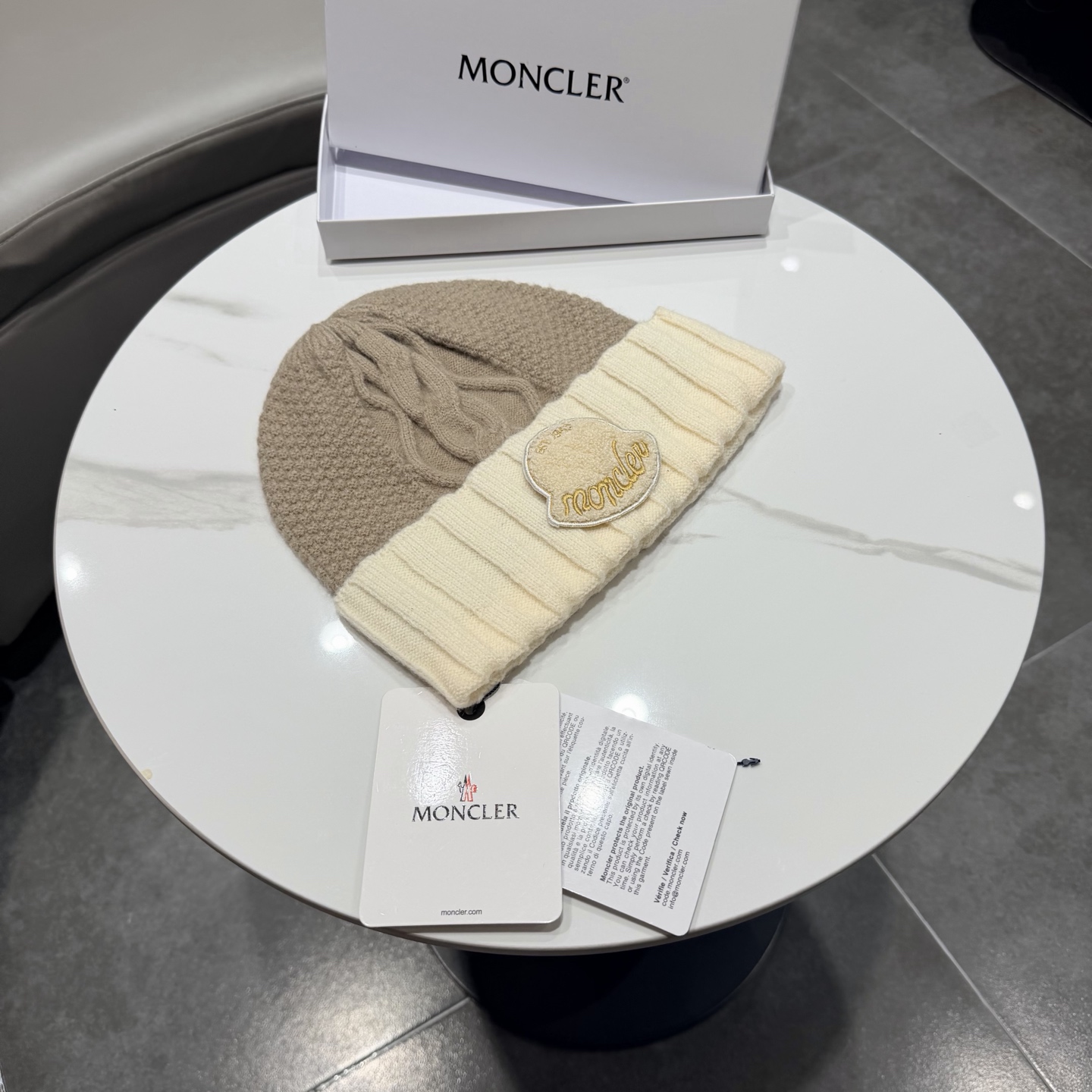 蒙口针织帽MONCLER毛线帽👍质量非常柔软舒服，保暖又时尚，简约大气，百搭款！