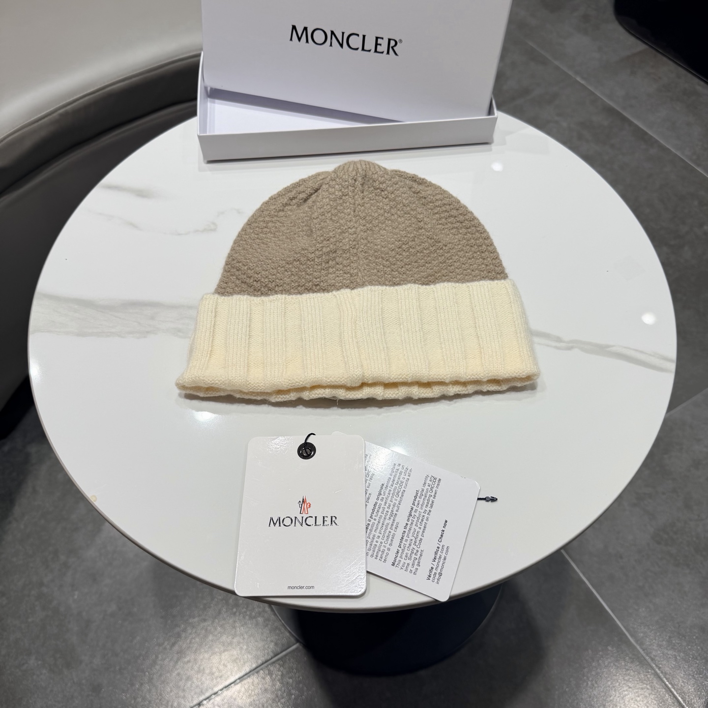 蒙口针织帽MONCLER毛线帽👍质量非常柔软舒服，保暖又时尚，简约大气，百搭款！