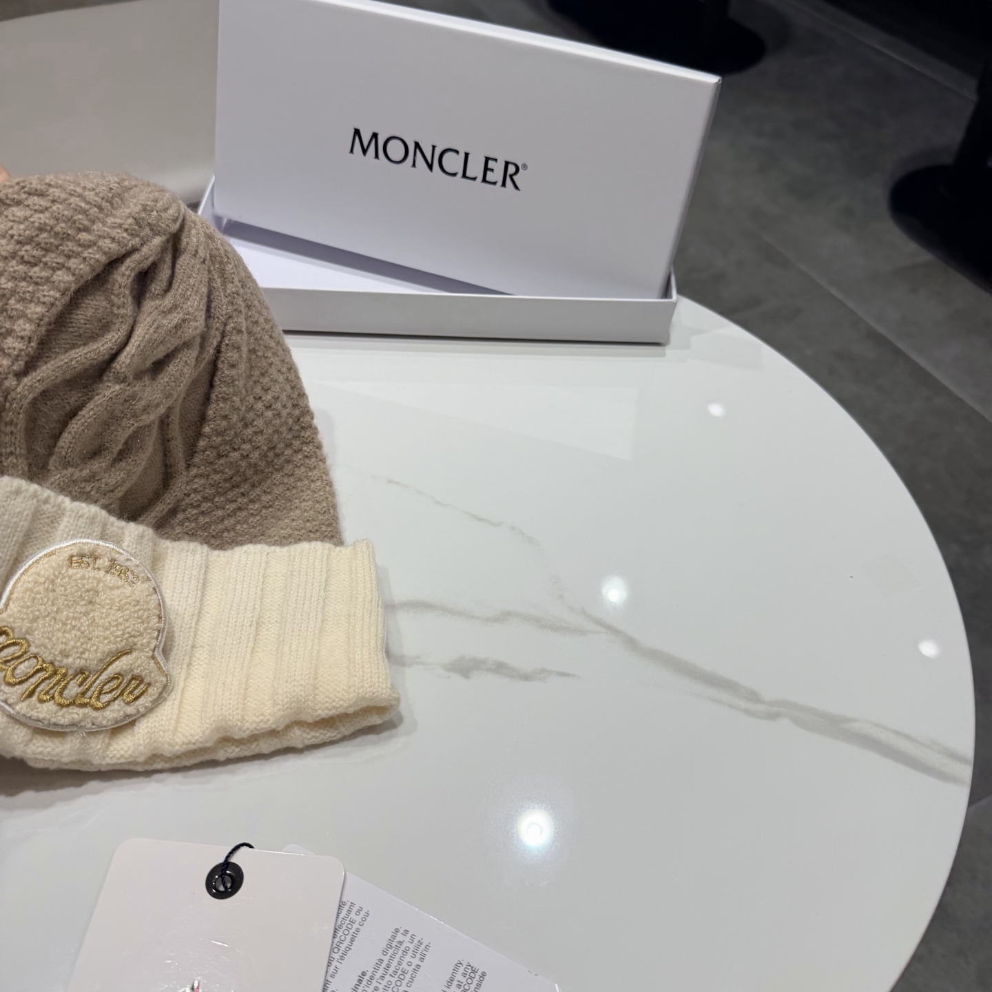 蒙口针织帽MONCLER毛线帽👍质量非常柔软舒服，保暖又时尚，简约大气，百搭款！