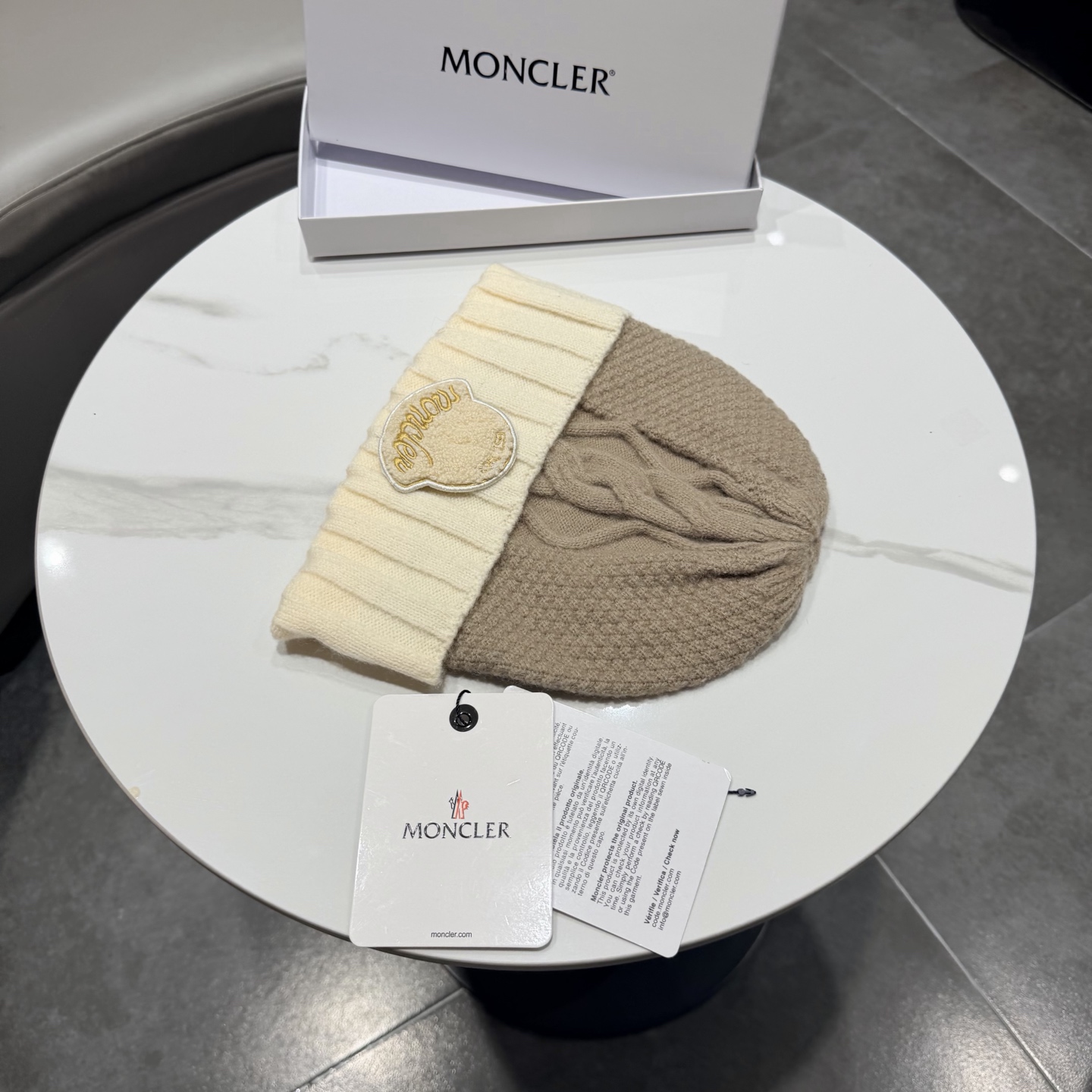 蒙口针织帽MONCLER毛线帽👍质量非常柔软舒服，保暖又时尚，简约大气，百搭款！